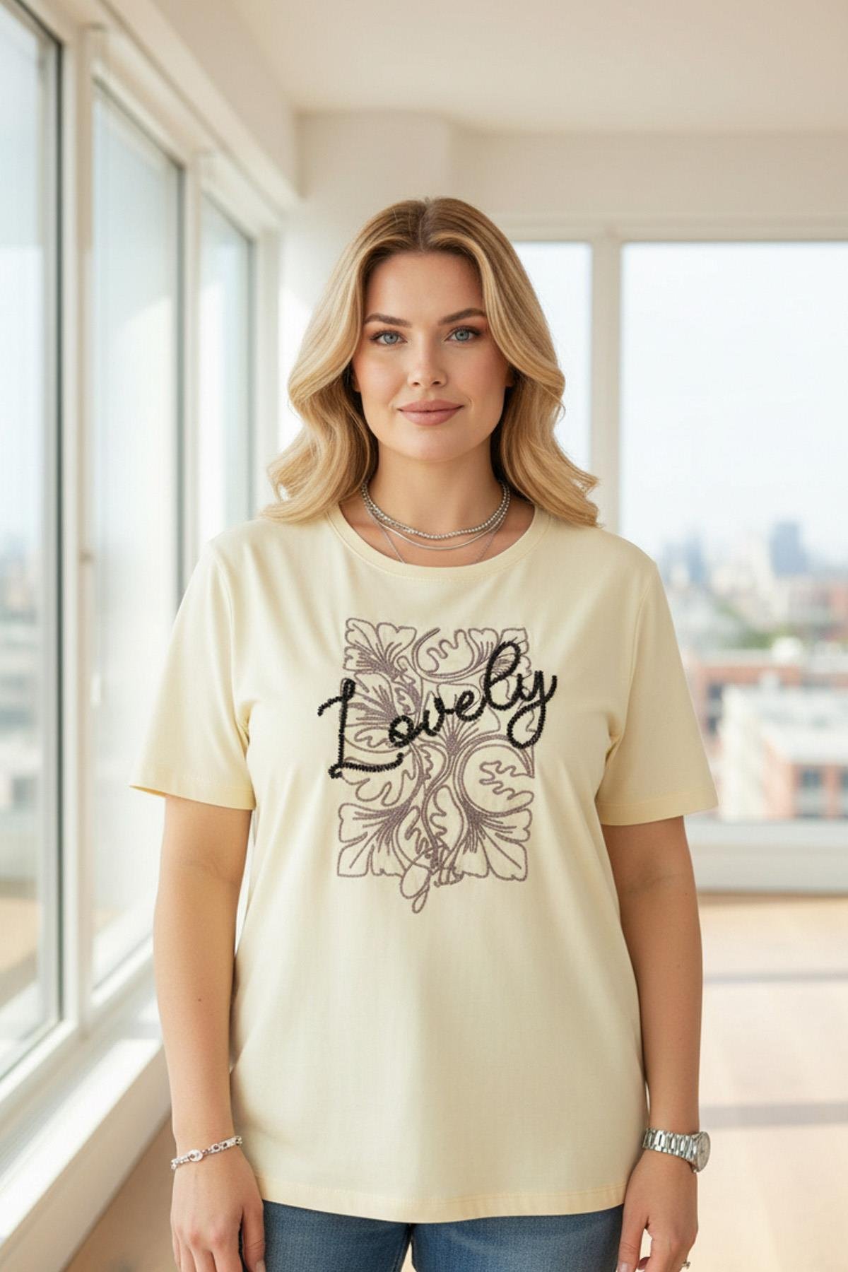 Bisiklet Yaka Glided Love Büyük Beden TişörtBisiklet Yaka Glided Love Büyük Beden Tişört – Büyük Beden Kadın Pamuklu Üst | İstangül ButikTişörtİSTANGÜL BUTİK