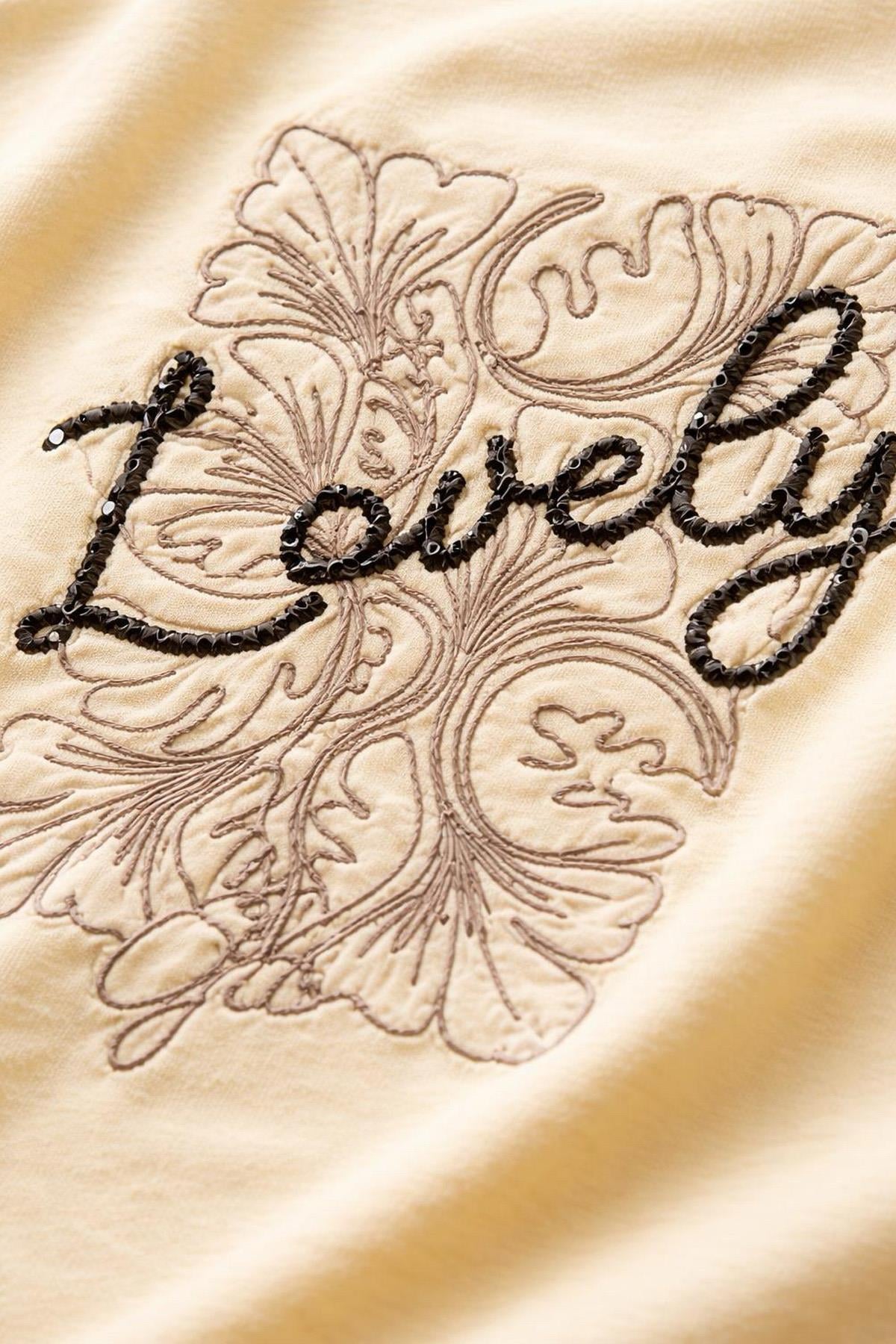 Bisiklet Yaka Glided Love Büyük Beden TişörtBisiklet Yaka Glided Love Büyük Beden Tişört – Büyük Beden Kadın Pamuklu Üst | İstangül ButikTişörtİSTANGÜL BUTİK