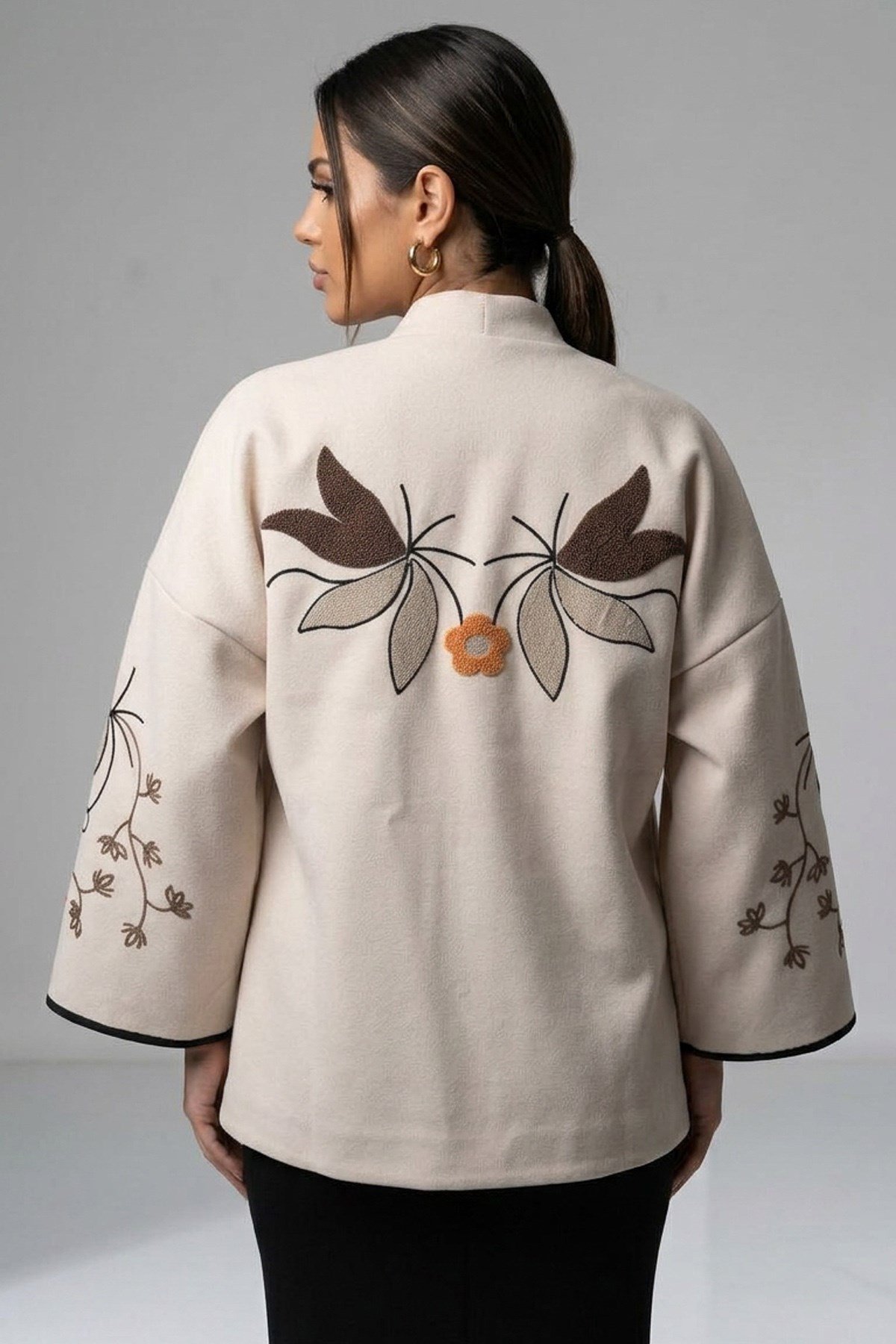 Bohem Çiçek Nakışlı Şal Yaka Önü Açık Oversize Tasarım Ceket - VizonBohem Çiçek Nakışlı Oversize Kaşe Ceket | İstangül ButikCeketİSTANGÜL BUTİK