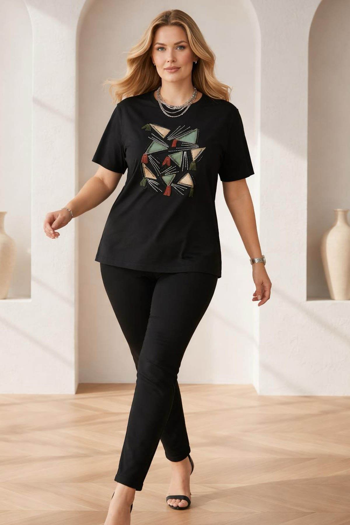 Bisiklet Yaka Boho Luxe Taşlı Püsküllü Pamuklu Büyük Beden TişörtBÜYÜK BEDEN TİŞÖRTİSTANGÜL BUTİK