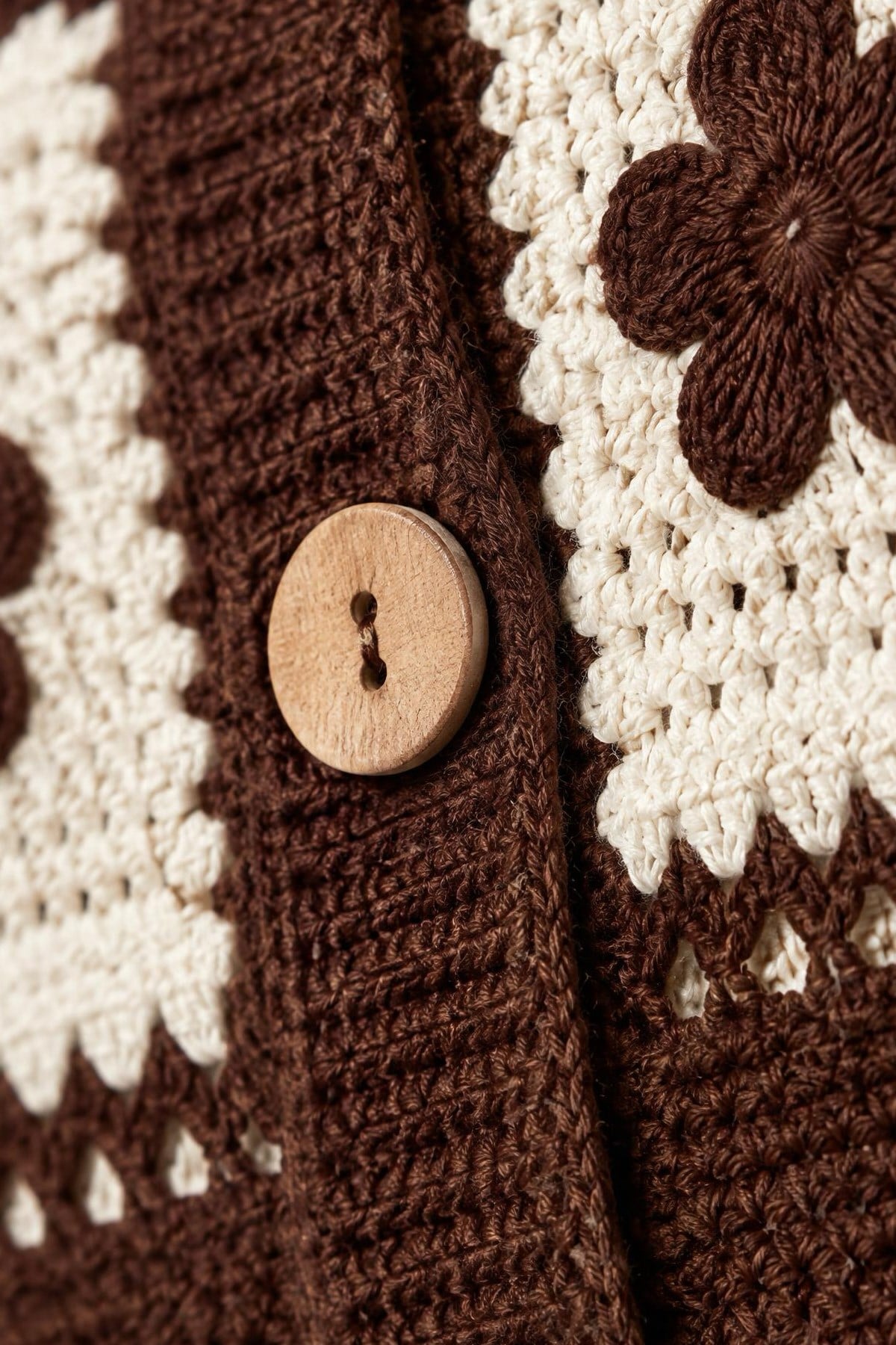Kadın Çiçek Aplikeli Patchwork Kroşe Örgü Ahşap Düğmeli Hırka - KahveÇiçek Aplikeli Patchwork Kroşe Örgü Kadın Hırka | İstangül ButikHırkaİSTANGÜL BUTİK