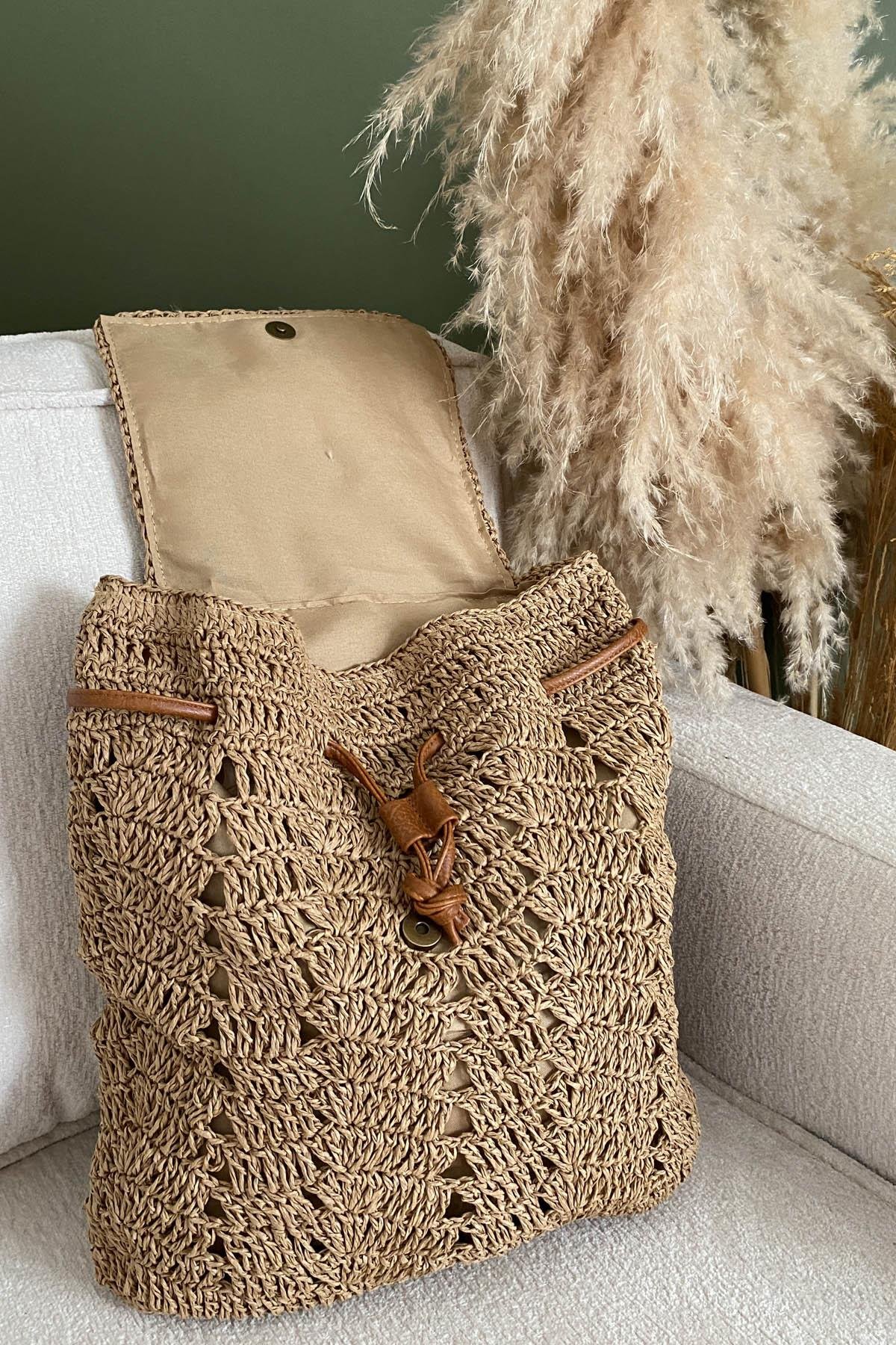 Bohemian Chic Tote Hasır Sırt Çantasıİstangulbutik.com'da en şık Bohem tarzı hasır sırt çantalarını keşfedin! Modanın trendi olan Bohemian Chic Tote Hasır Sırt Çantaları ile tarzınızı tamamlayın.ÇantaİSTANGÜL BUTİK