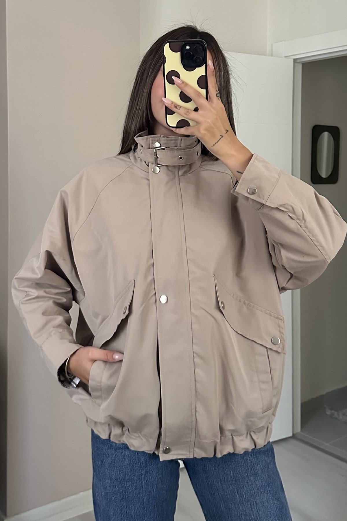 Kadın Ekose Detaylı Tokalı Dik Yaka Fermuarlı Oversize Parka Ceket - BejKadın Ekose Detaylı Tokalı Dik Yaka Oversize Parka CeketCeketİSTANGÜL BUTİK