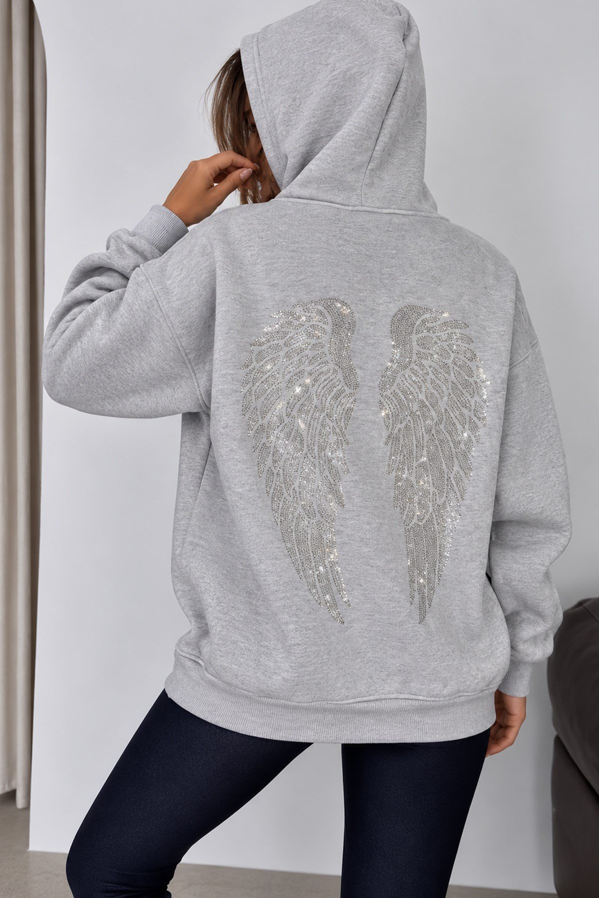 Kadın Melek Kanadı Taş Tasarımlı Kapüşonlu Kanguru Cepli Üç İplik Şardonlu SweatshirtMelek Kanadı Taşlı Kapüşonlu Şardonlu Sweatshirt | İstangül ButikSweatshirtİSTANGÜL BUTİK