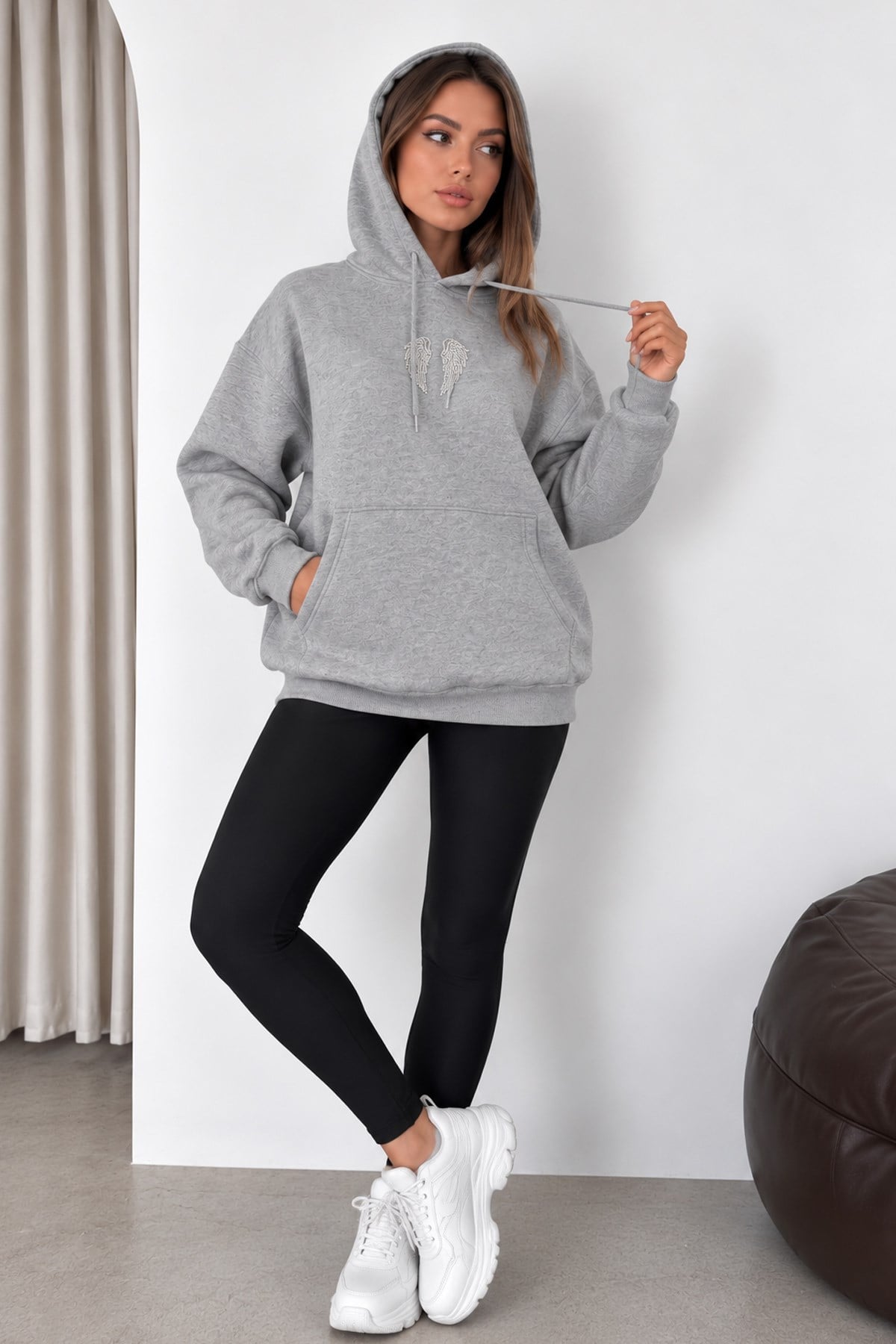 Kadın Melek Kanadı Taş Tasarımlı Kapüşonlu Kanguru Cepli Üç İplik Şardonlu SweatshirtMelek Kanadı Taşlı Kapüşonlu Şardonlu Sweatshirt | İstangül ButikSweatshirtİSTANGÜL BUTİK