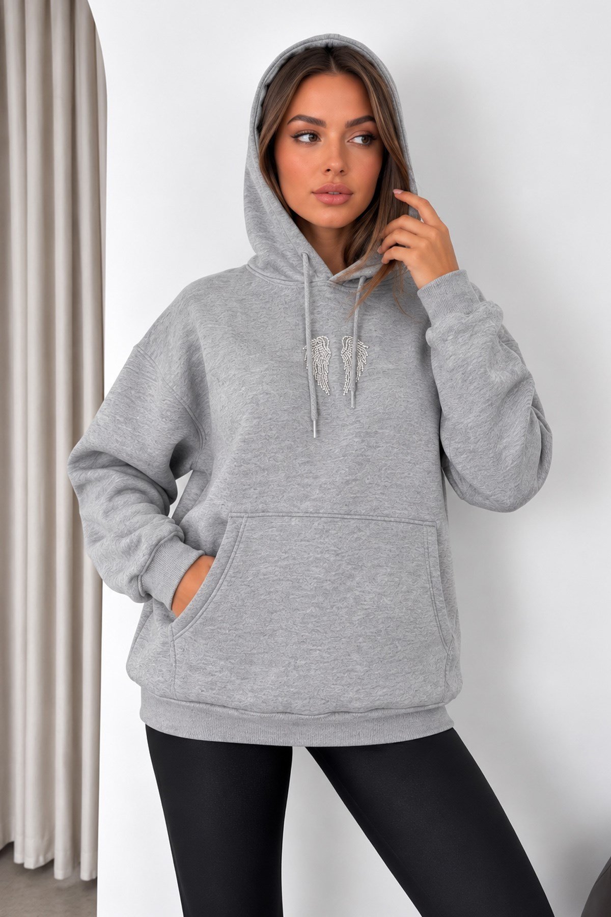 Kadın Melek Kanadı Taş Tasarımlı Kapüşonlu Kanguru Cepli Üç İplik Şardonlu SweatshirtMelek Kanadı Taşlı Kapüşonlu Şardonlu Sweatshirt | İstangül ButikSweatshirtİSTANGÜL BUTİK