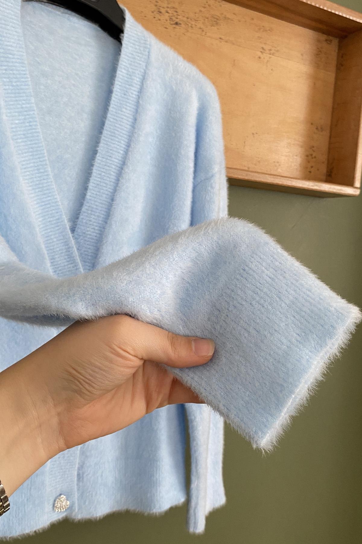 Soft Heart Düğmeli Kadın HırkaSoft Heart Düğmeli Kadın Hırka – Yumuşak Triko Kalp Düğmeli ModelHırkaİSTANGÜL BUTİK