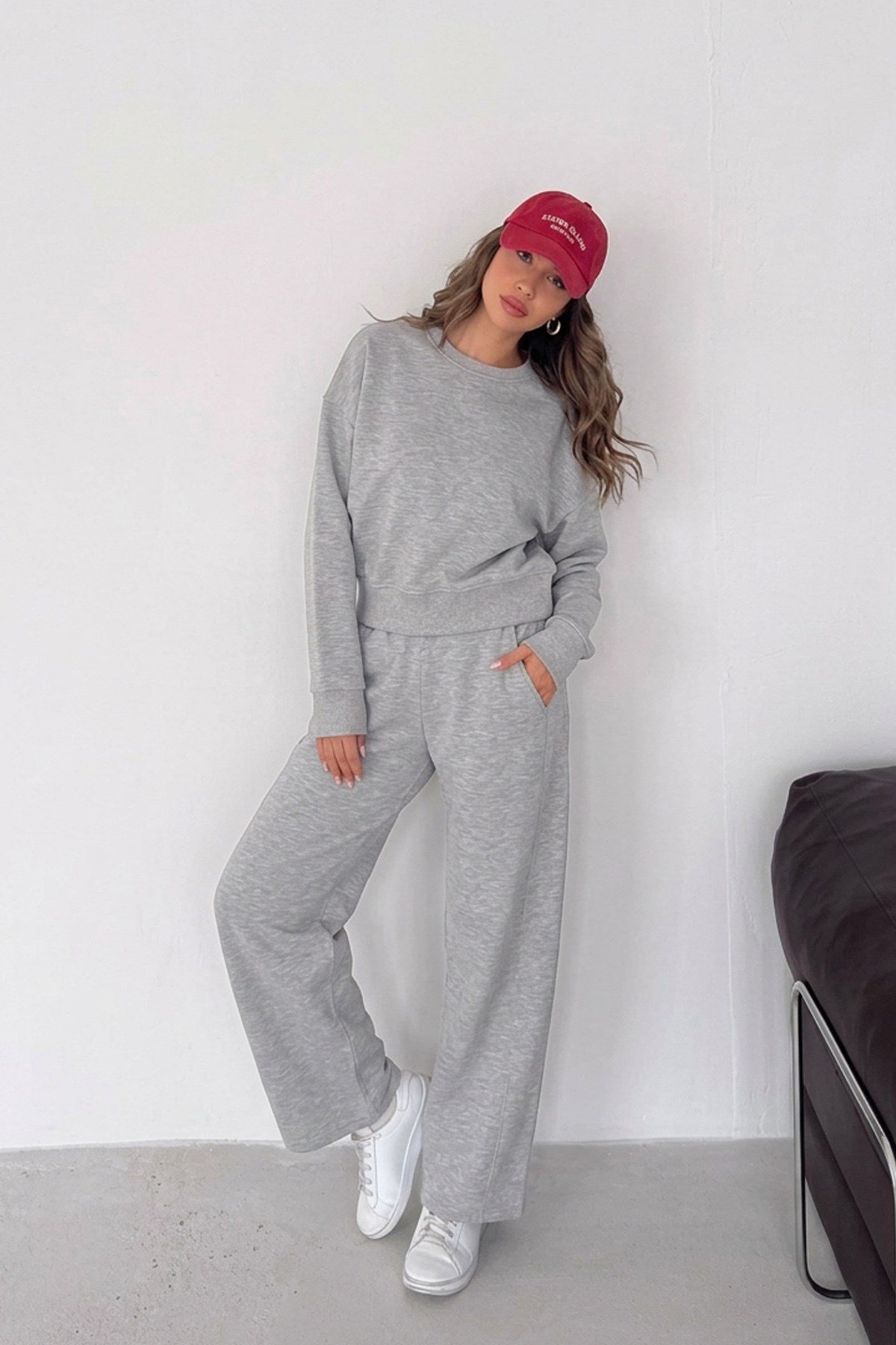 Kadın Bisiklet Yaka Sweatshirt ve Bol Paça Cepli Pantolon Üç İplik Şardonlu Eşofman Takımı - GriÜç İplik Şardonlu Bol Paça Kadın Eşofman Takımı | İstangül ButikTAKIMİSTANGÜL BUTİK