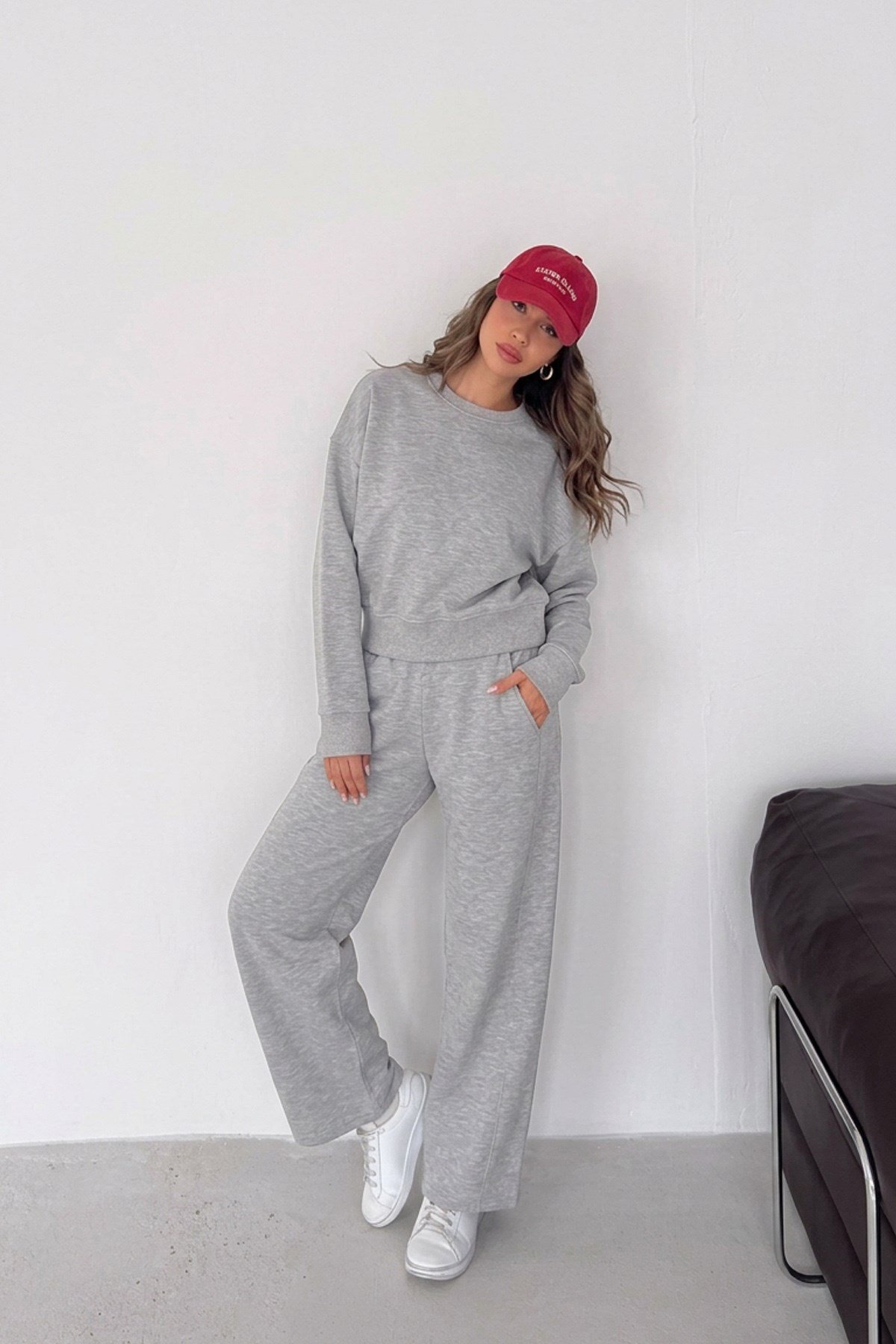 Kadın Bisiklet Yaka Sweatshirt ve Bol Paça Cepli Pantolon Üç İplik Şardonlu Eşofman Takımı - GriÜç İplik Şardonlu Bol Paça Kadın Eşofman Takımı | İstangül ButikTAKIMİSTANGÜL BUTİK