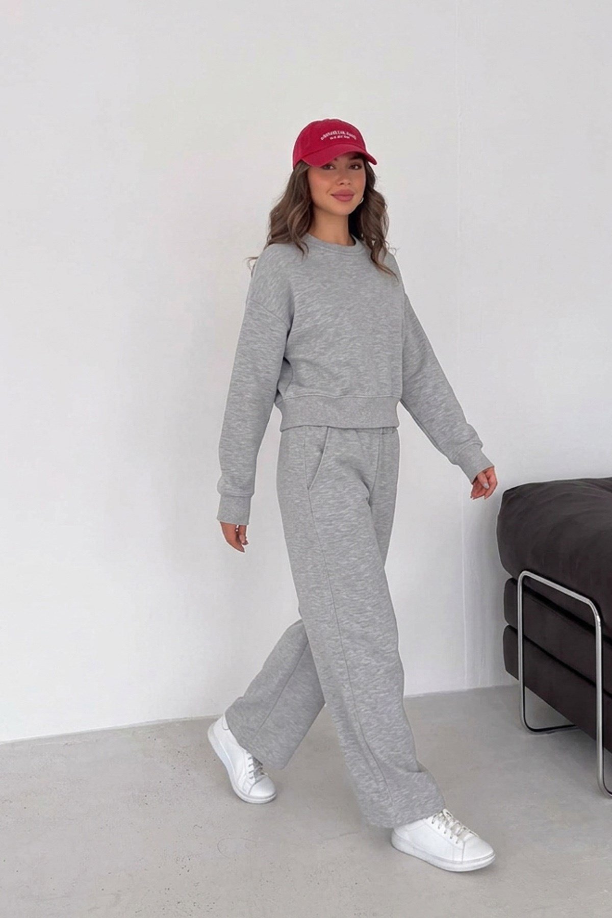 Kadın Bisiklet Yaka Sweatshirt ve Bol Paça Cepli Pantolon Üç İplik Şardonlu Eşofman Takımı - GriÜç İplik Şardonlu Bol Paça Kadın Eşofman Takımı | İstangül ButikTAKIMİSTANGÜL BUTİK