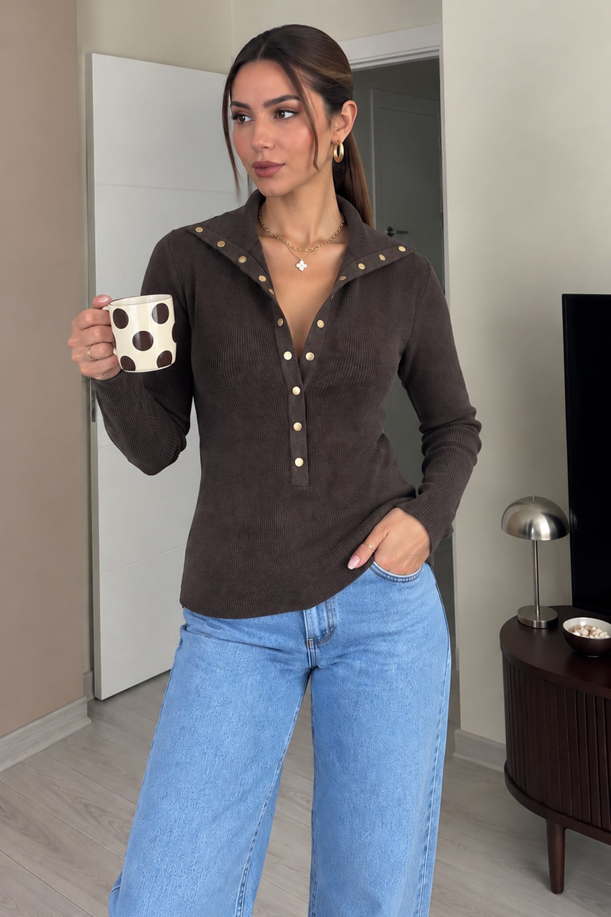 Ürgüp Gold Çıtçıtlı Polo Yaka Fitilli Triko Bluz - KahveÜrgüp Gold Çıtçıtlı Polo Yaka Fitilli Triko Bluz | İstangül ButikTriko&KazakİSTANGÜL BUTİK