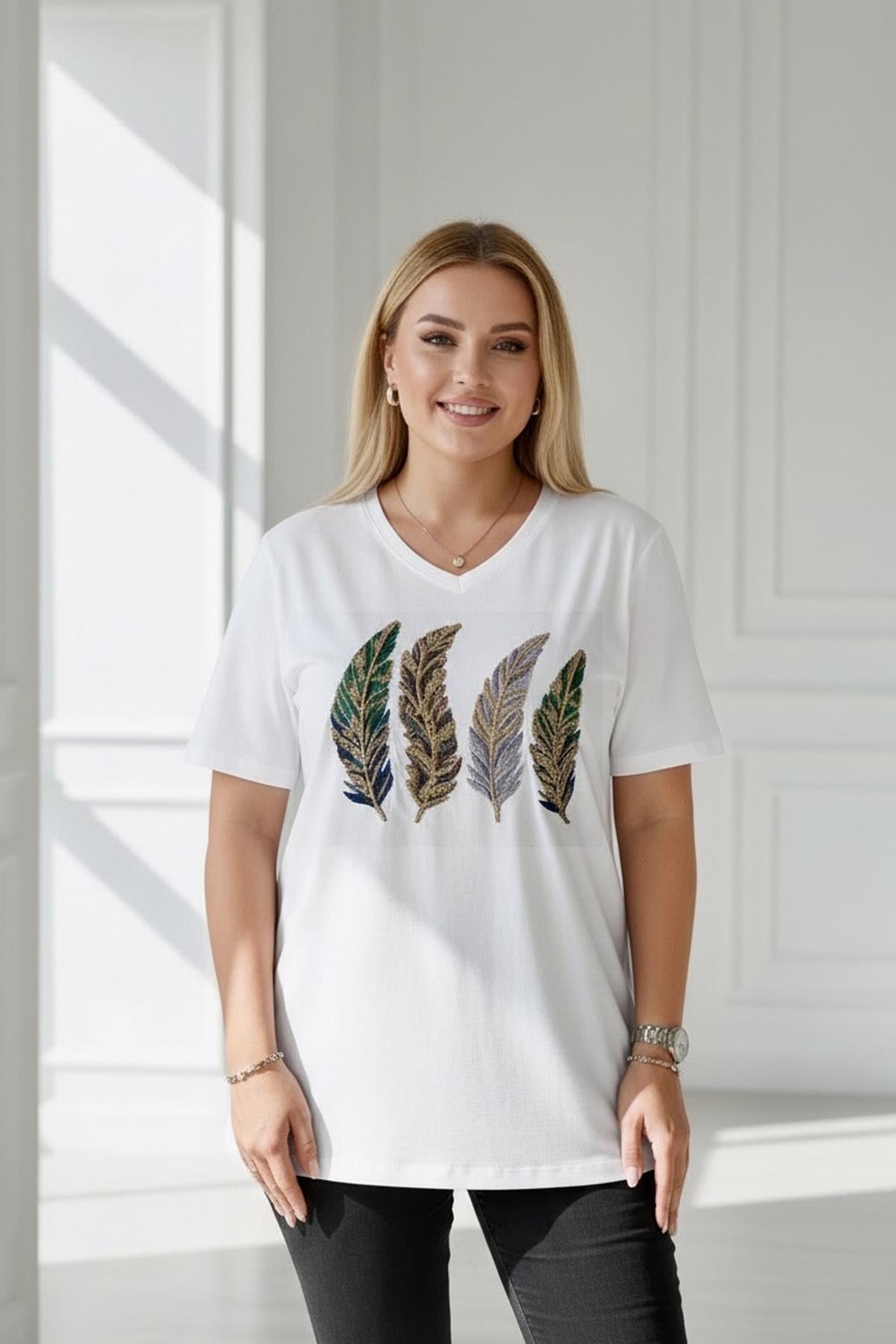 V Yaka Aurora Feather Büyük Beden TişörtV Yaka Aurora Feather Büyük Beden Tişört – Büyük Beden Kadın Pamuklu Üst | İstangül ButikBÜYÜK BEDEN TİŞÖRTİSTANGÜL BUTİK