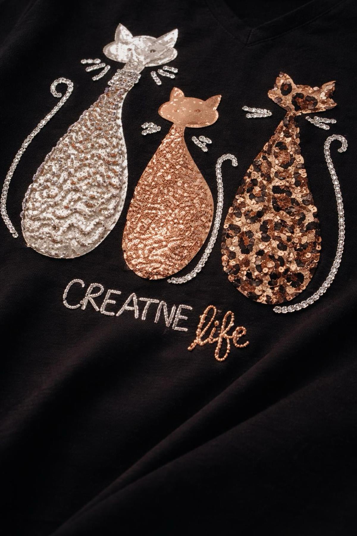 V Yaka Creative Cats Büyük Beden TişörtV Yaka Creative Cats Büyük Beden Tişört – Büyük Beden Kadın Pamuklu Üst | İstangül ButikBÜYÜK BEDEN TİŞÖRTİSTANGÜL BUTİK