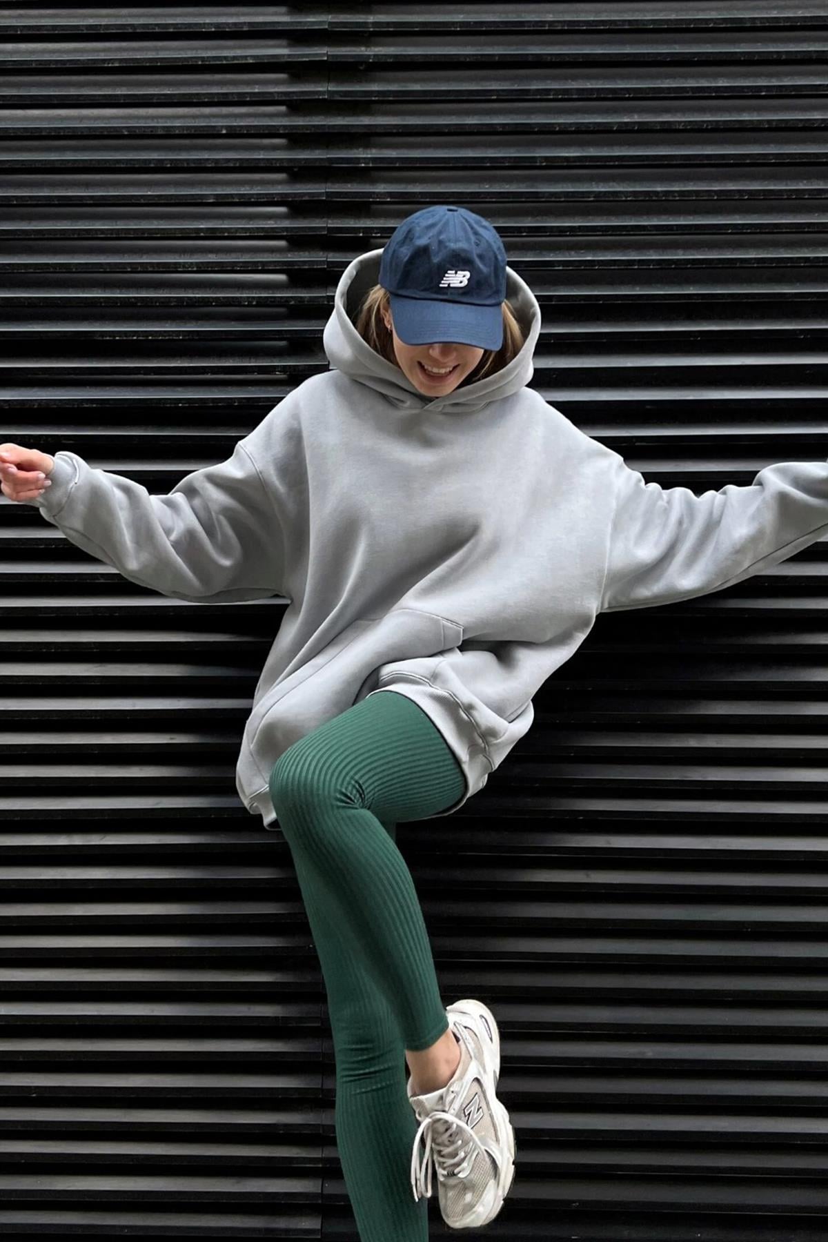 Boyalı Gri Kapüşonlu Şardonlu Oversize Sweatshirt MG1566