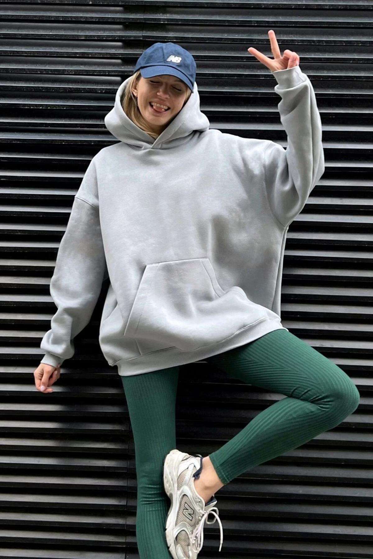Boyalı Gri Kapüşonlu Şardonlu Oversize Sweatshirt MG1566