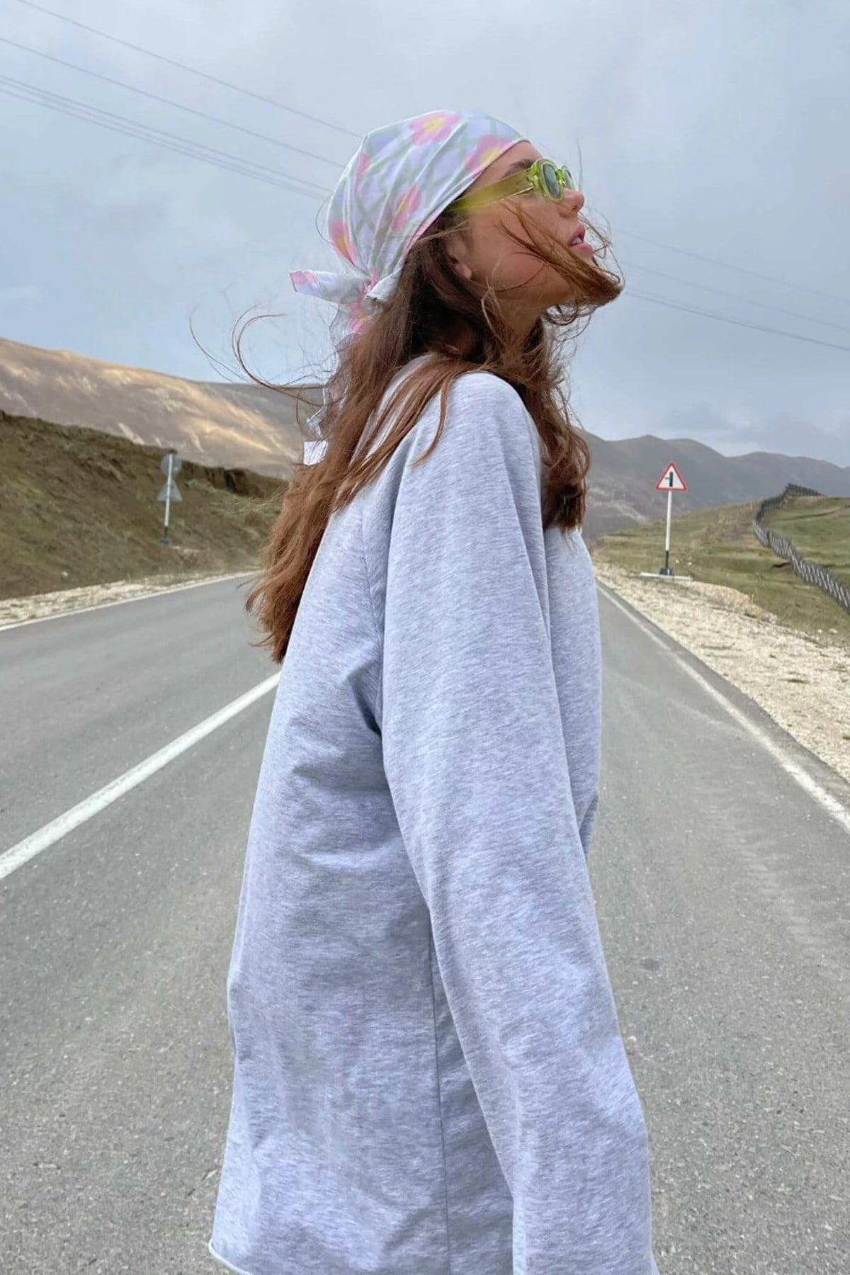 Gri Basic Bisiklet Yaka Kadın Sweatshirt MG1676
