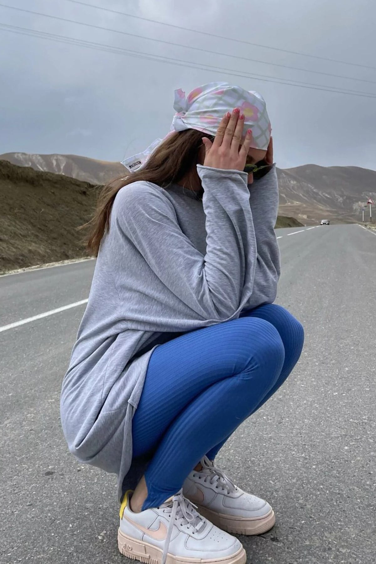 Gri Basic Bisiklet Yaka Kadın Sweatshirt MG1676