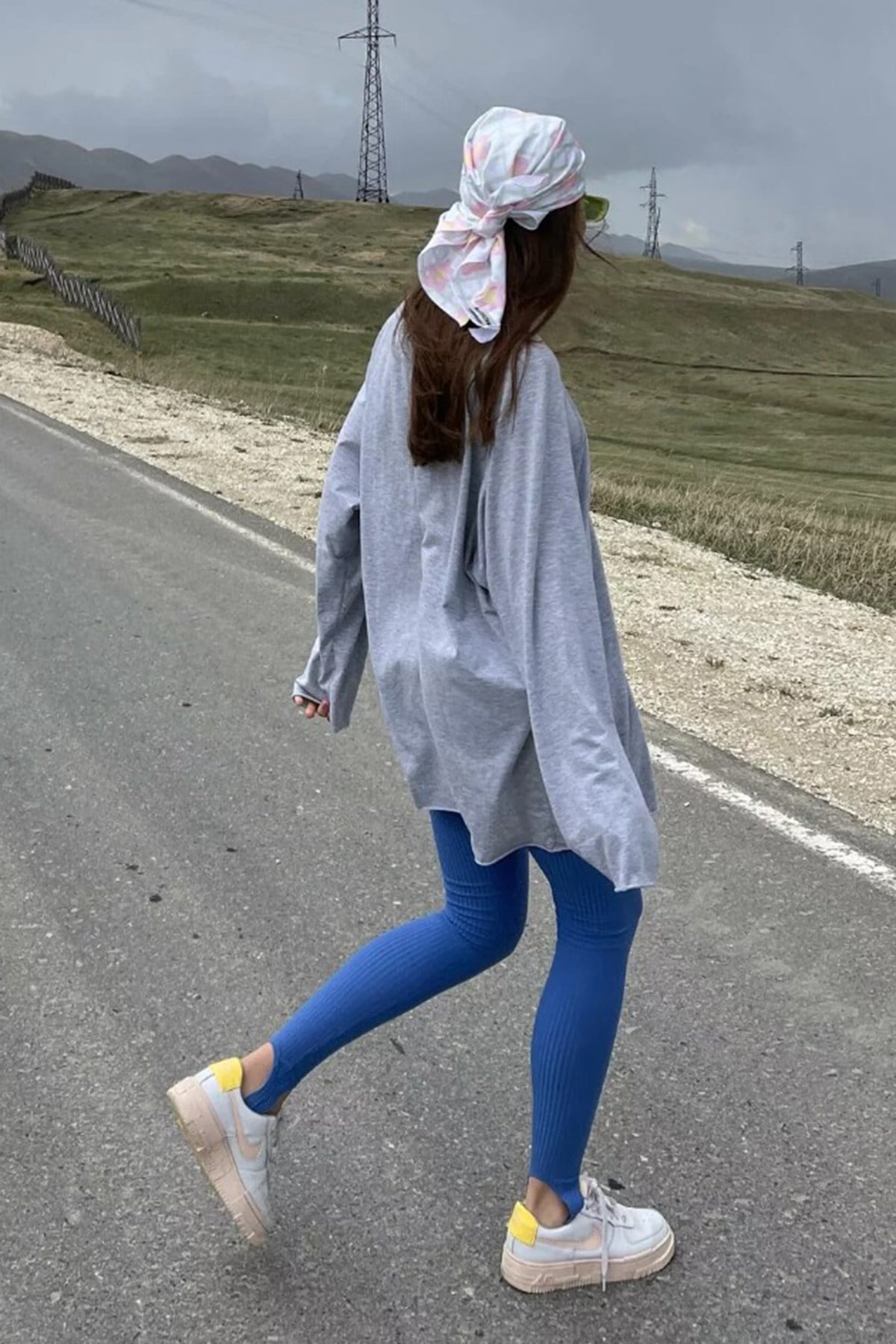 Gri Basic Bisiklet Yaka Kadın Sweatshirt MG1676