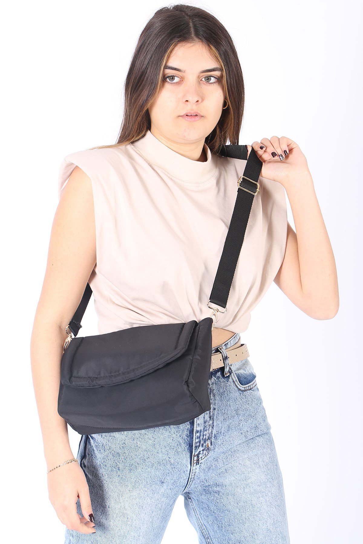 Mad Girls Kabartmalı Puf Kumaş Çapraz Siyah Çanta MG1051 
