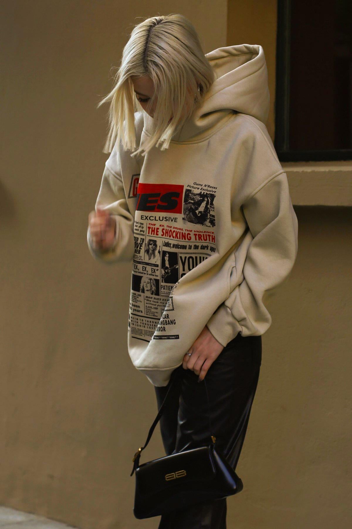 Sweatshirt