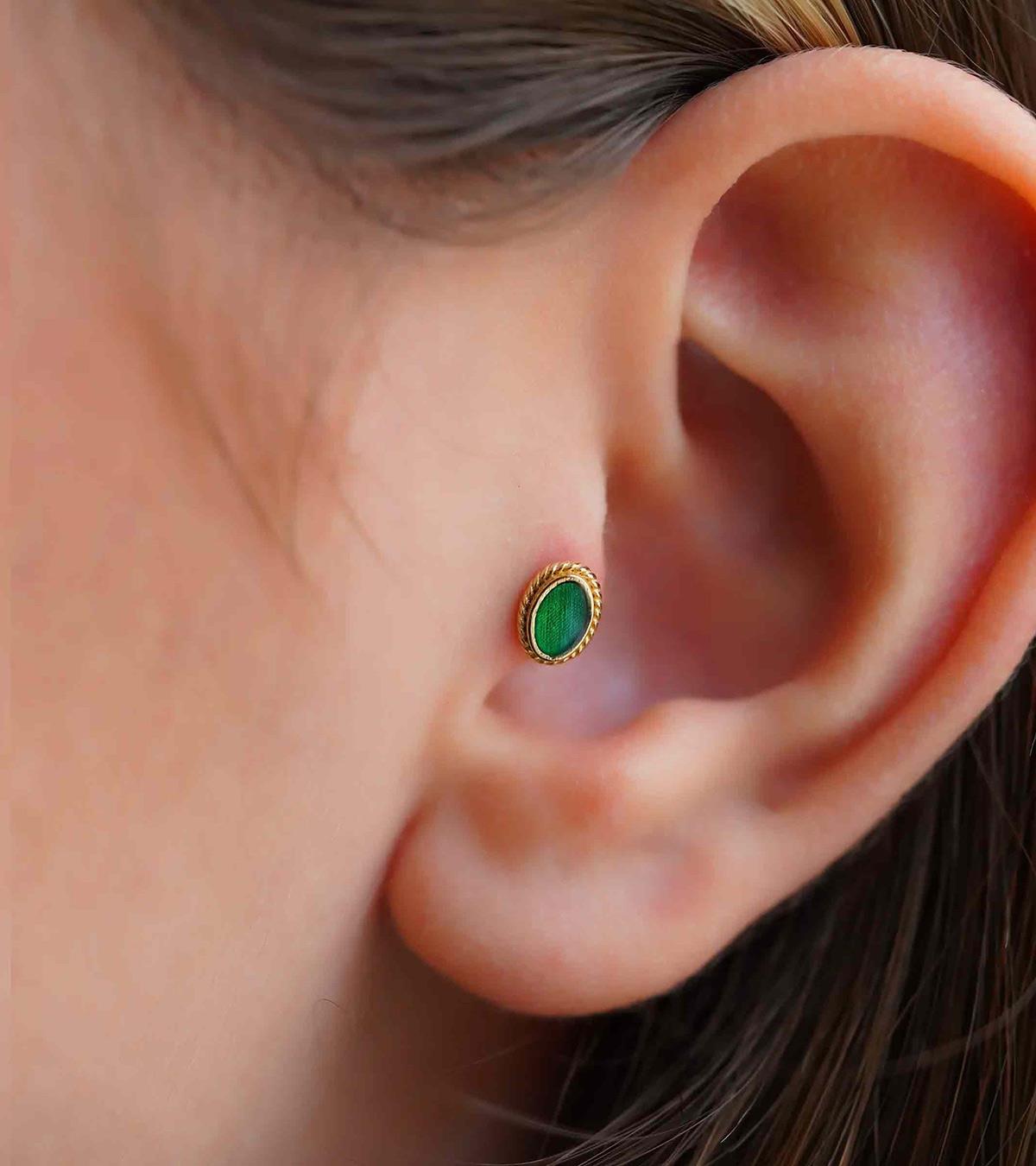 Zümrüt Piercing (Tragus)