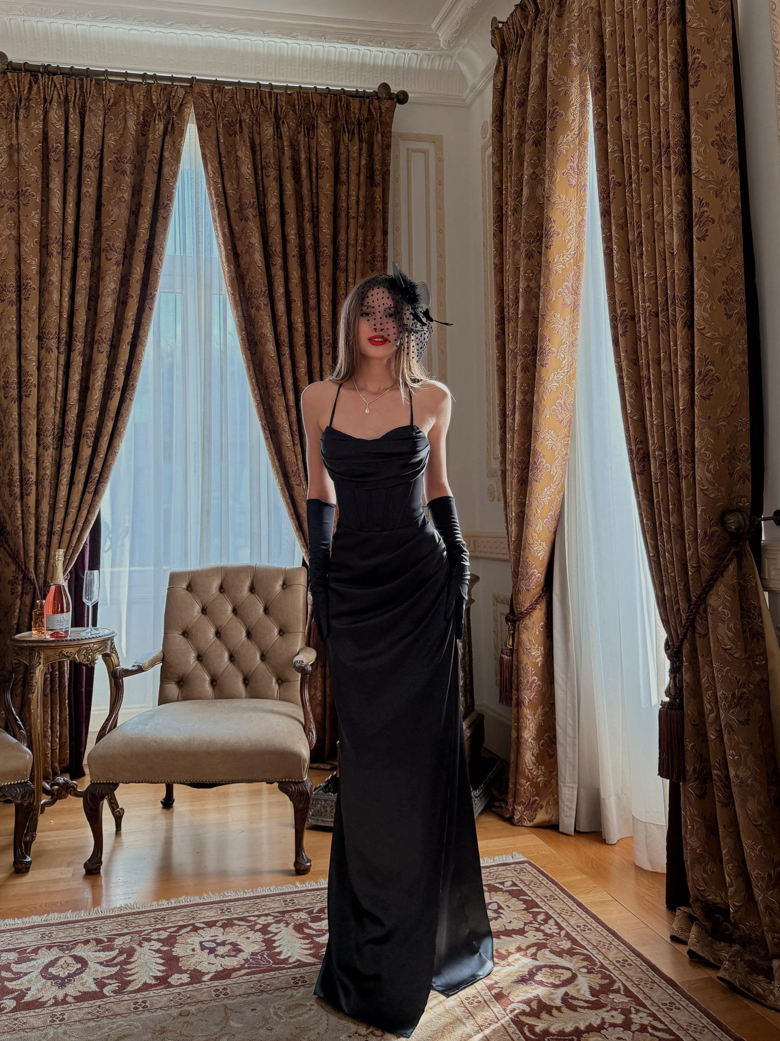 Aurora Korse Detay Askılı Siyah Abiye 