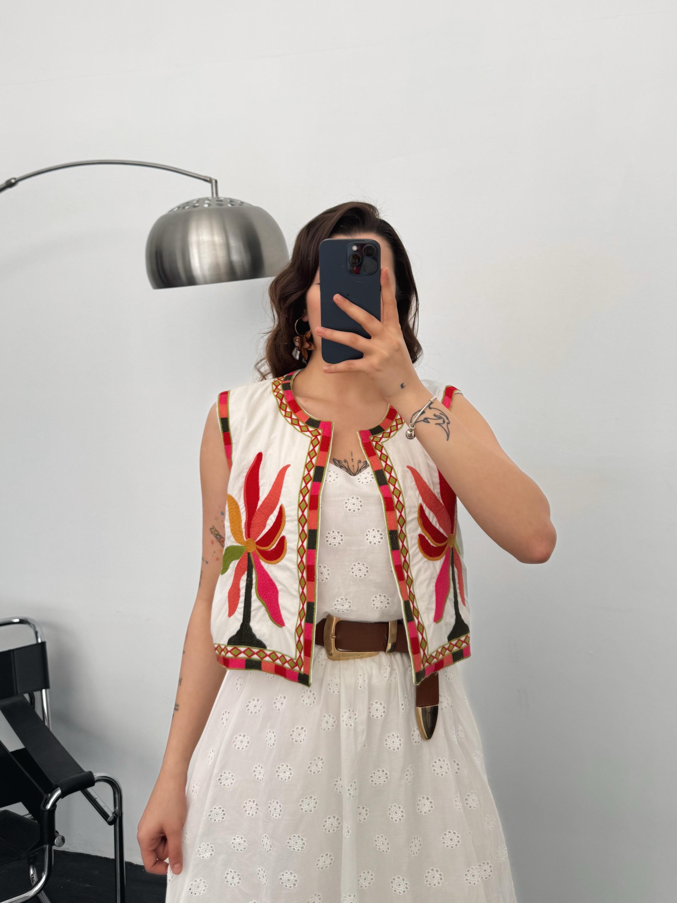 Harper Çiçek İşlemeli Beyaz Premium Kısa Yelek