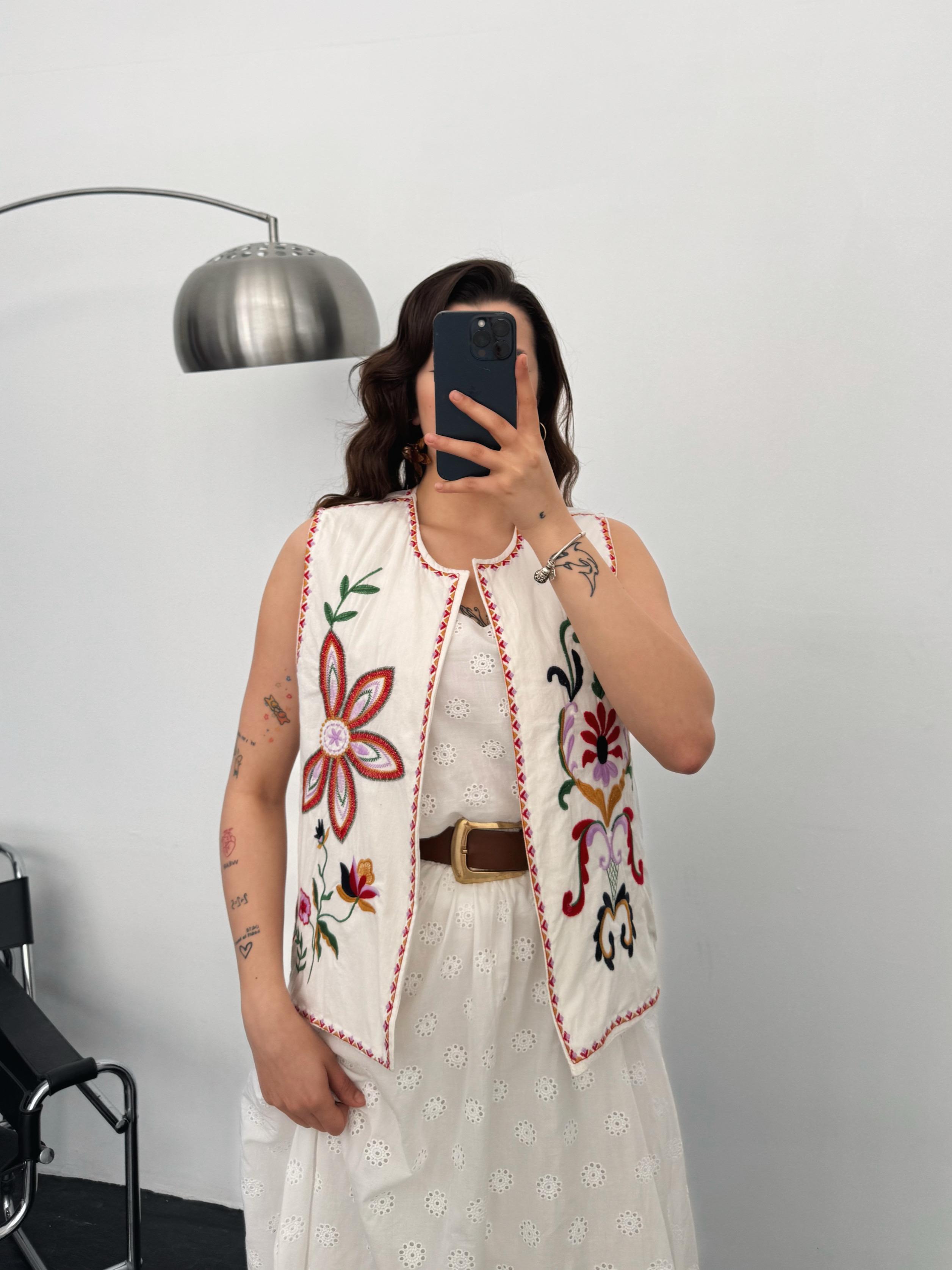 Harper Çiçek İşlemeli Beyaz Premium Uzun Yelek