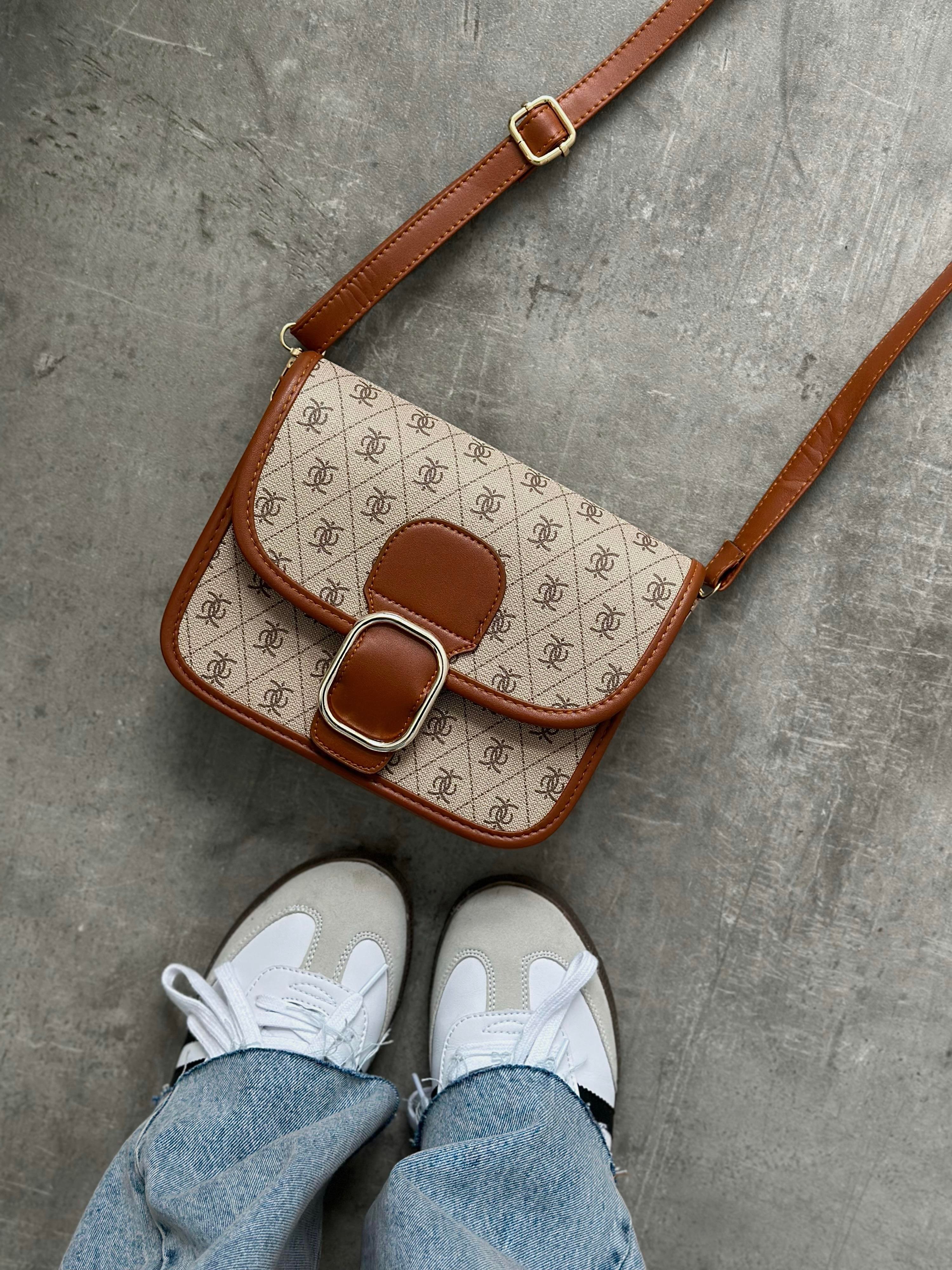 Kilitli Monogram Taba Çapraz Çanta