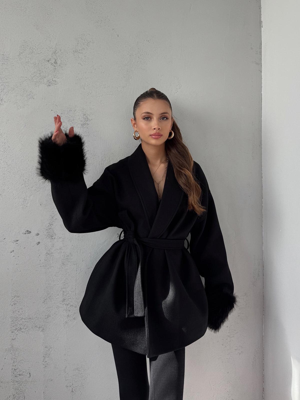 Tarenne Kolları Kürk Detay Bağlamalı Siyah Kaşe Kimono