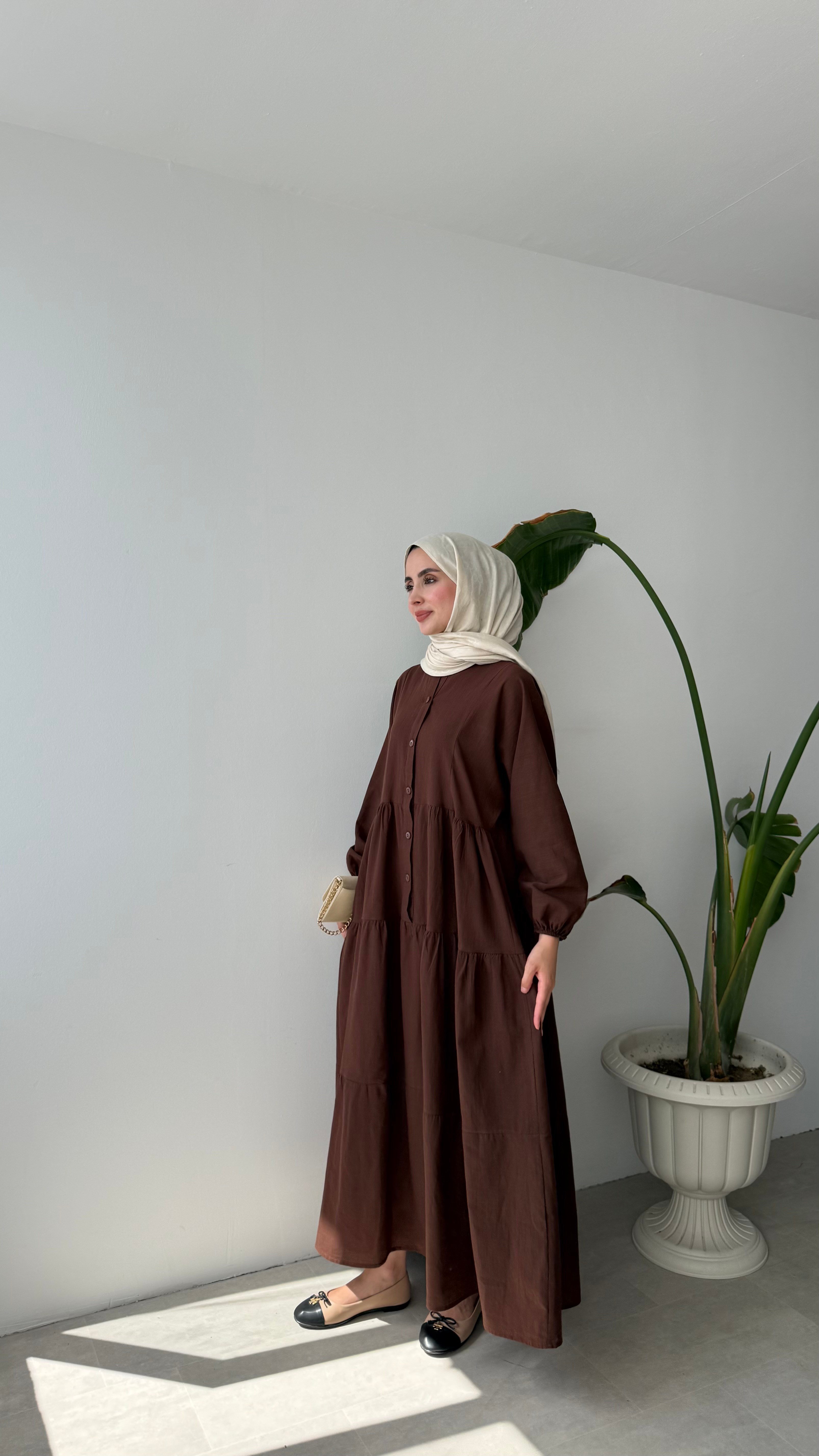 KAT DETAYLI BÜZGÜLÜ ELBİSE - KAHVE
