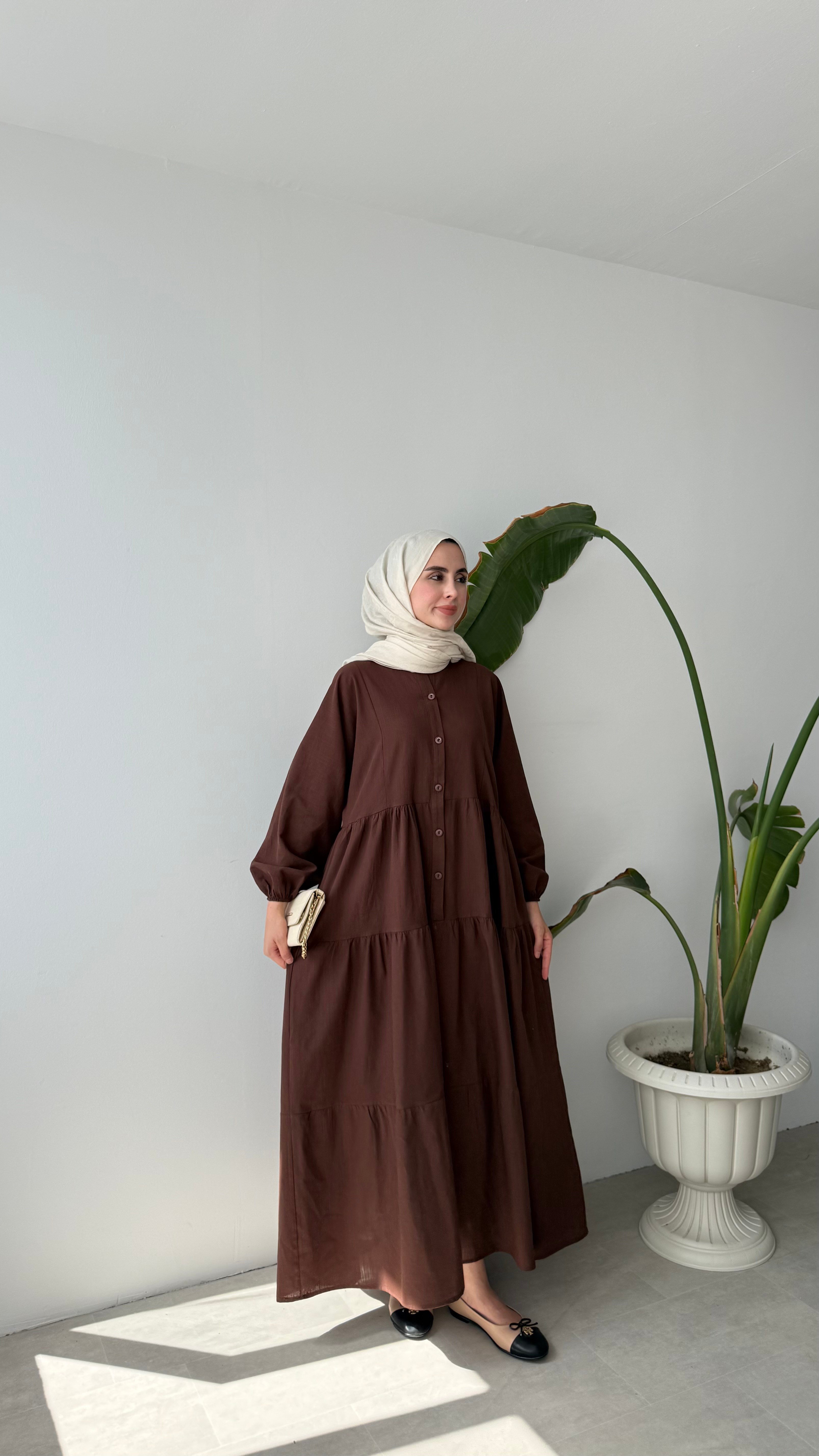 KAT DETAYLI BÜZGÜLÜ ELBİSE - KAHVE