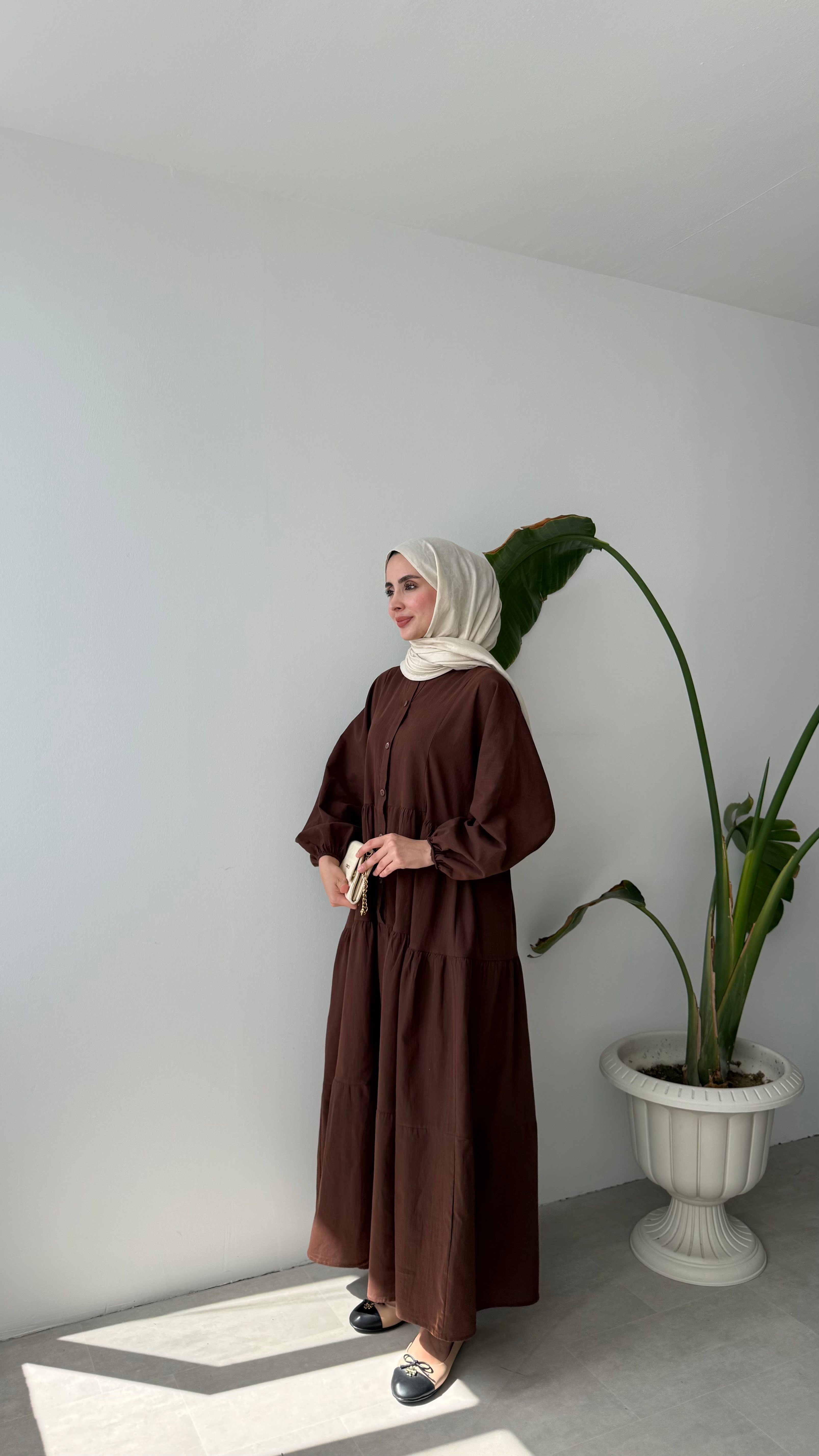 KAT DETAYLI BÜZGÜLÜ ELBİSE - KAHVE