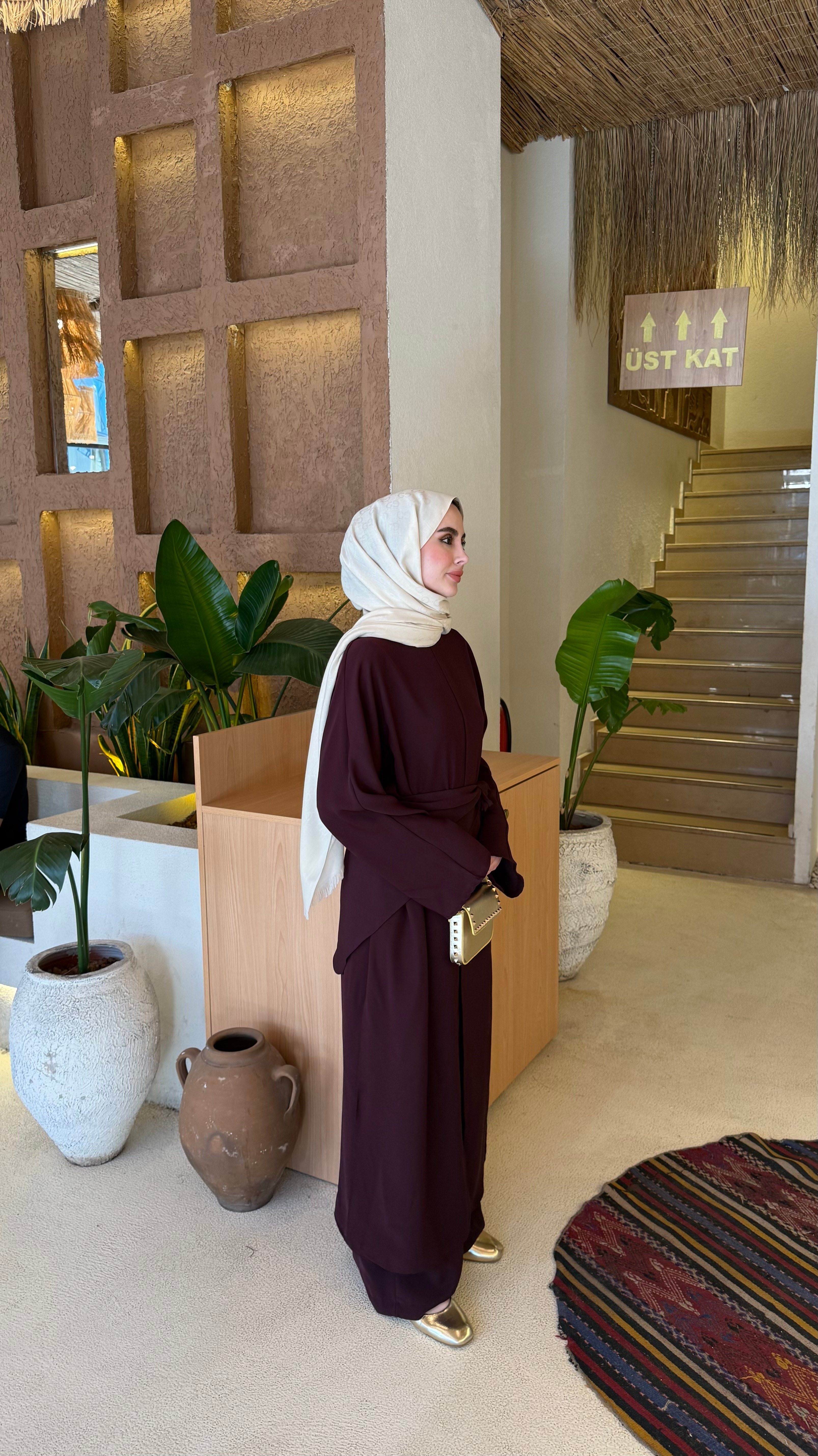 OMUZ ŞALLI YIRTMAÇLI TESETTÜR TAKIM - MÜRDÜM