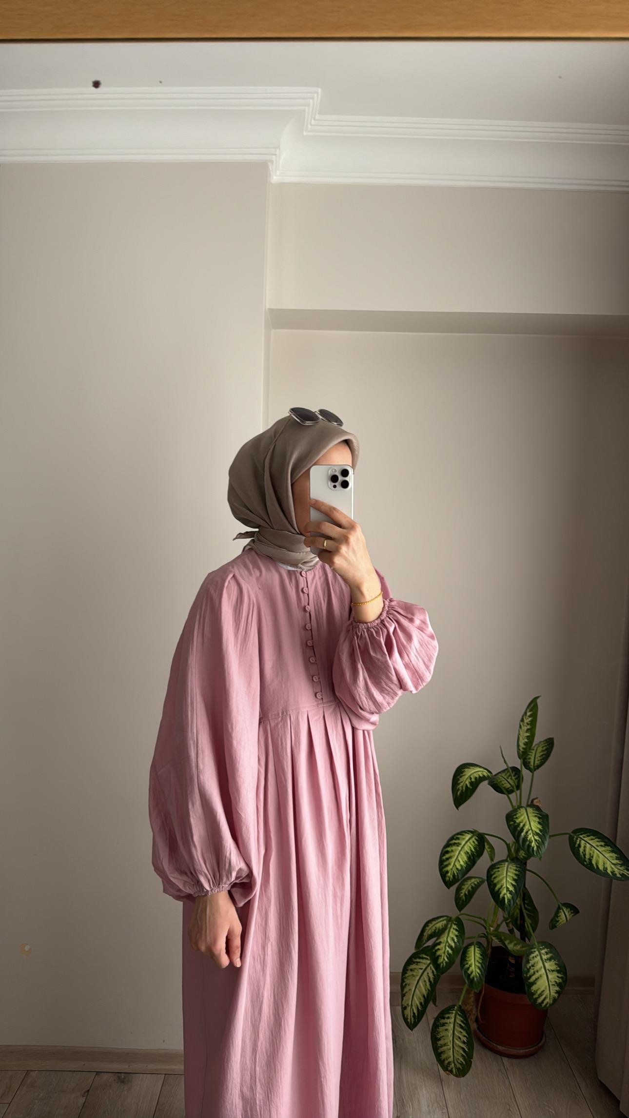 PİLE DETAYI DÜĞMELİ ELBİSE - PUDRA