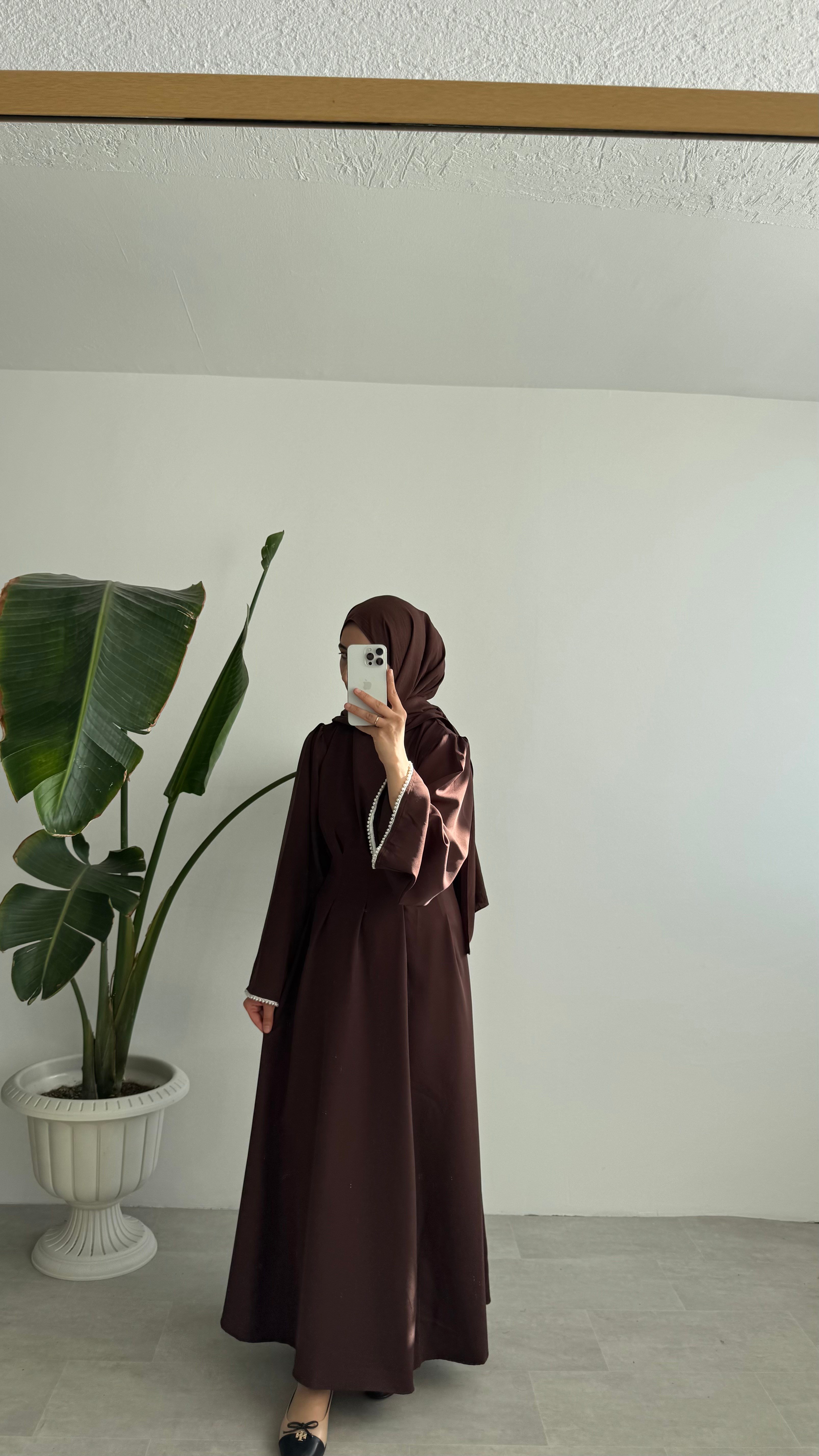 VANESA İNCİ DETAYLI ELBİSE - KAHVE