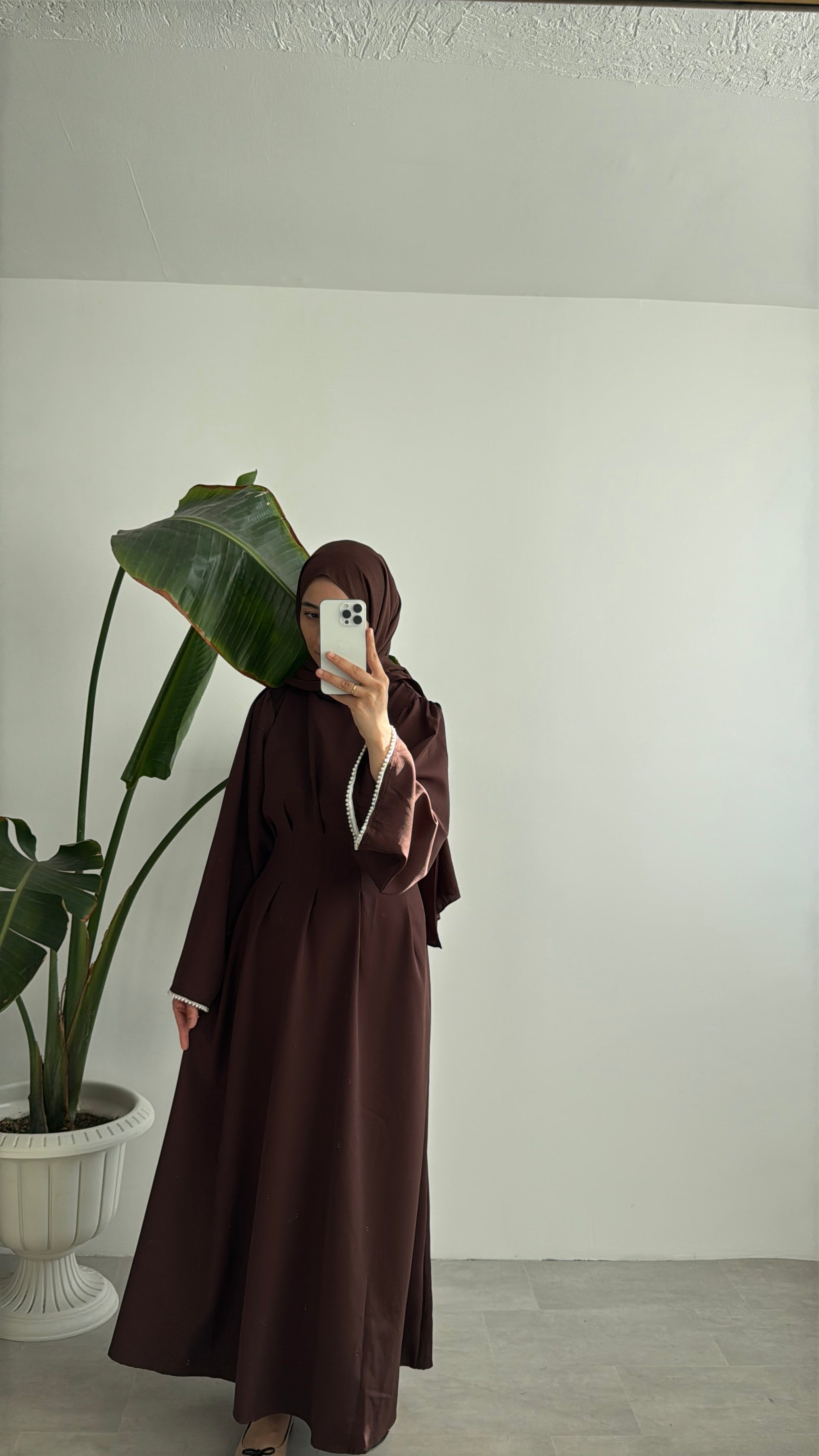 VANESA İNCİ DETAYLI ELBİSE - KAHVE