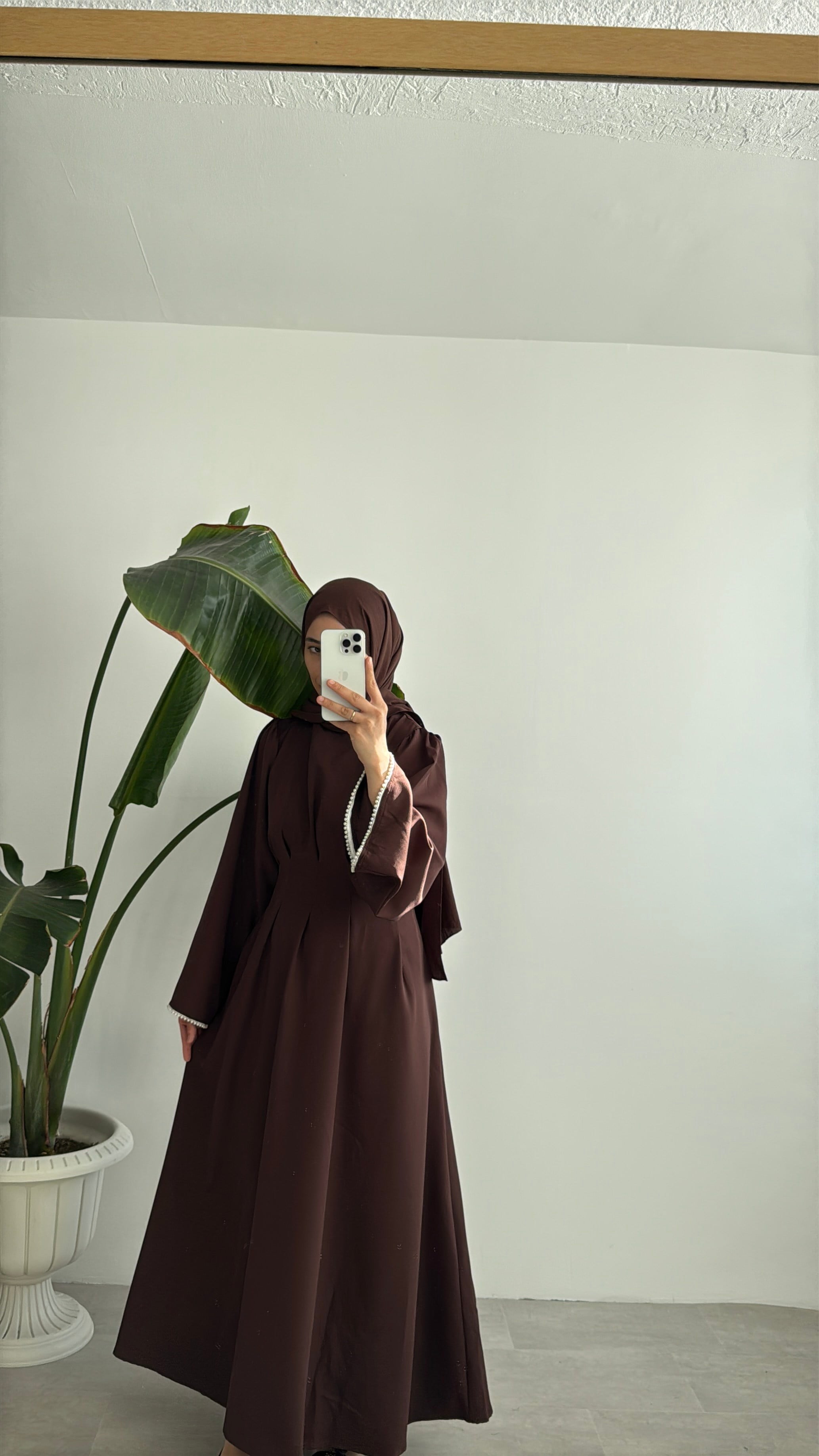 VANESA İNCİ DETAYLI ELBİSE - KAHVE