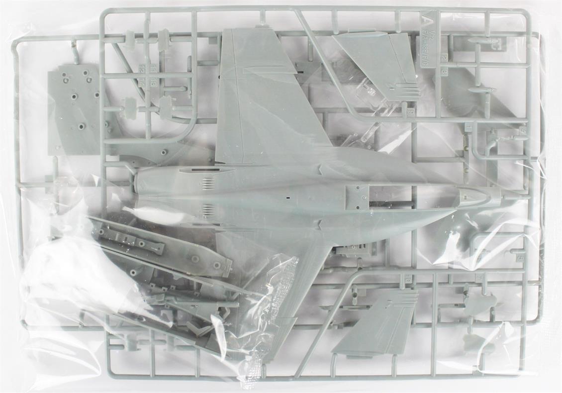 Academy 12547 1/72 USN F/A-18E VFA-143 (Pukin Dogs) Savaş Uçağı Demonte Plastik Maketi