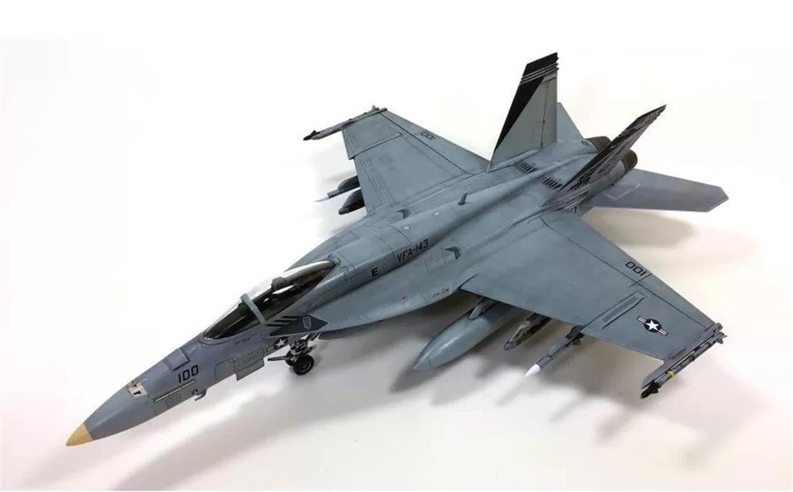 Academy 12547 1/72 USN F/A-18E VFA-143 (Pukin Dogs) Savaş Uçağı Demonte Plastik Maketi