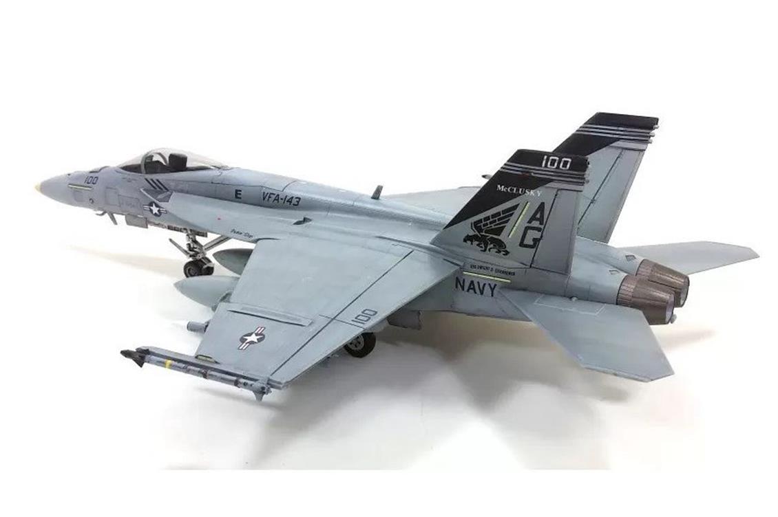 Academy 12547 1/72 USN F/A-18E VFA-143 (Pukin Dogs) Savaş Uçağı Demonte Plastik Maketi