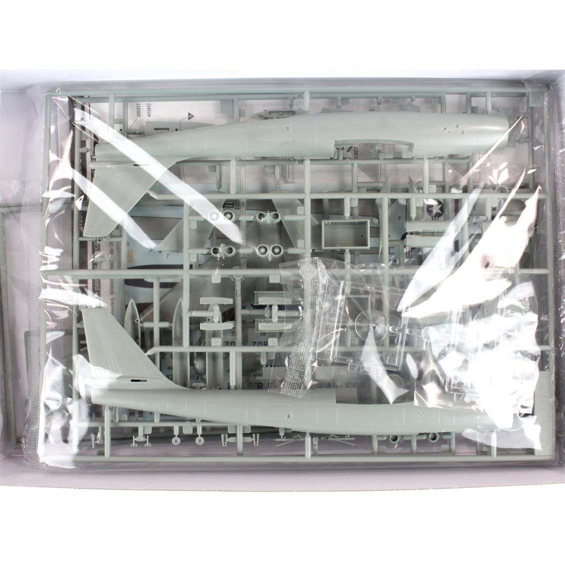 Academy 12618 1/144 USAF Boeing B-47 Uçak maketi