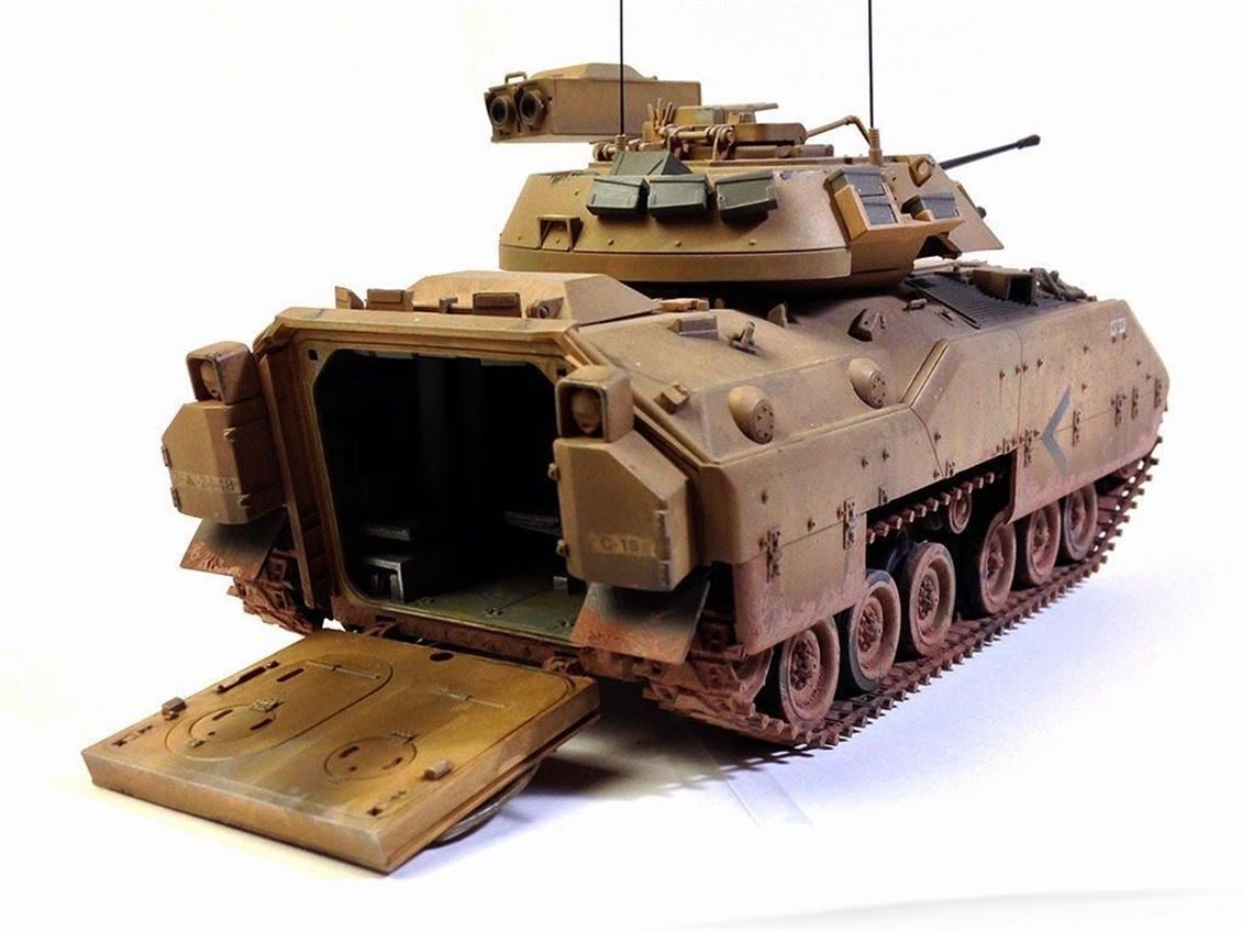 Academy 13237 1/35 M2 Bradley Amerikan Zırhlı Personel Taşıyıcı Demonte Plastik Maketi