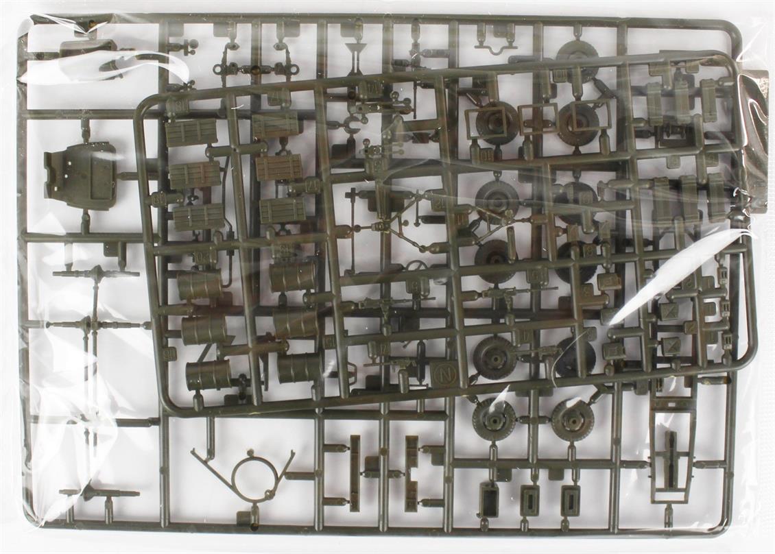 Academy 13402 1/72 U.S. 2.5ton CARGO TRUCK & ACCESSORIES Kargo kamyonu ve aksesuarları seti