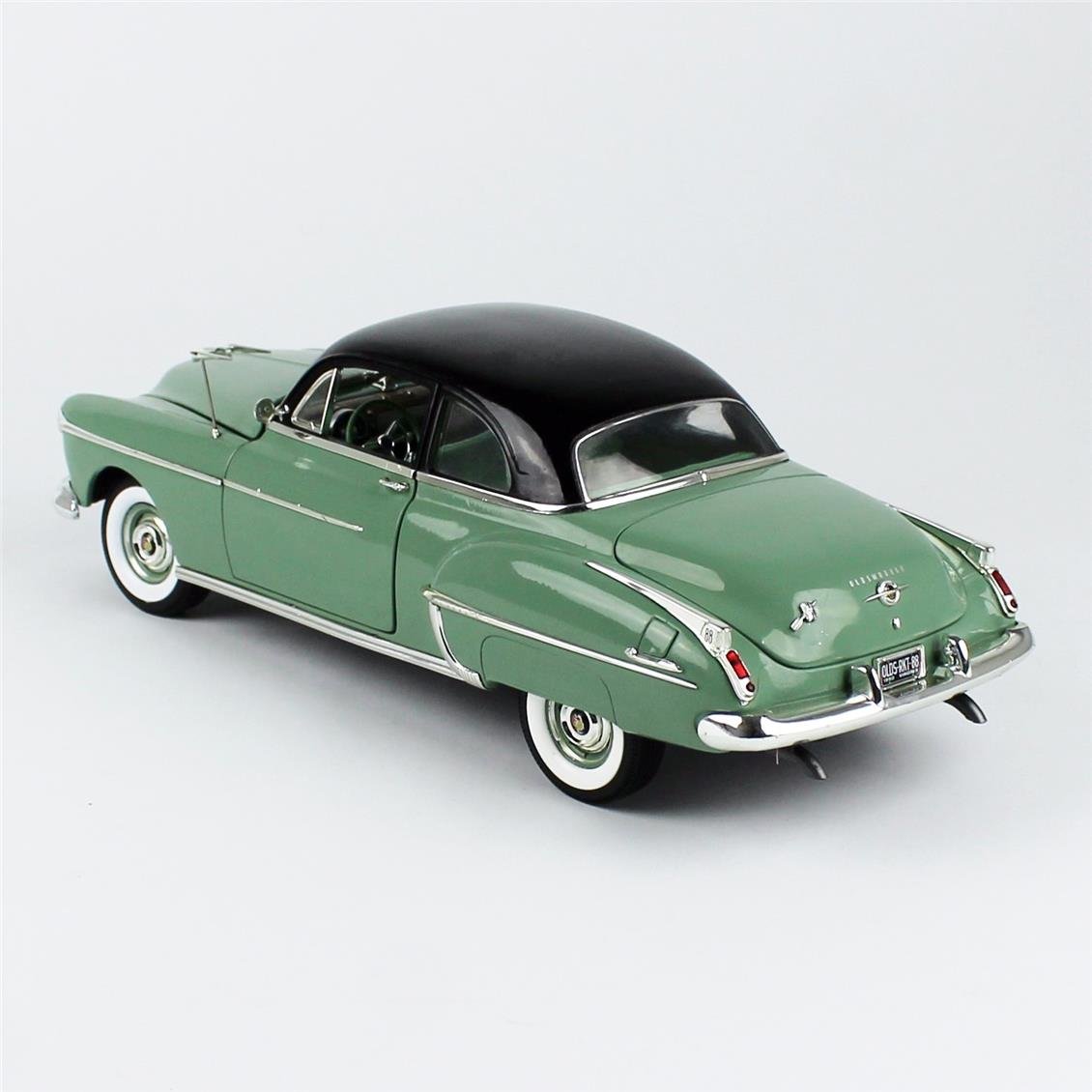 AutoWorld AMM1280 1/18 Ölçek, 1950 Oldsmobile Rocket 88, Yeşil ve Siyah tavan, Sergilemeye Hazır Metal Araba Modeli