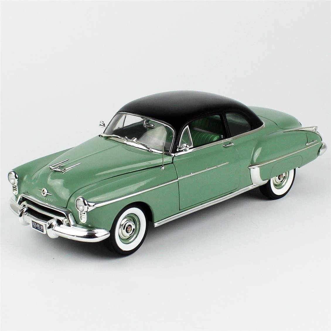 AutoWorld AMM1280 1/18 Ölçek, 1950 Oldsmobile Rocket 88, Yeşil ve Siyah tavan, Sergilemeye Hazır Metal Araba Modeli