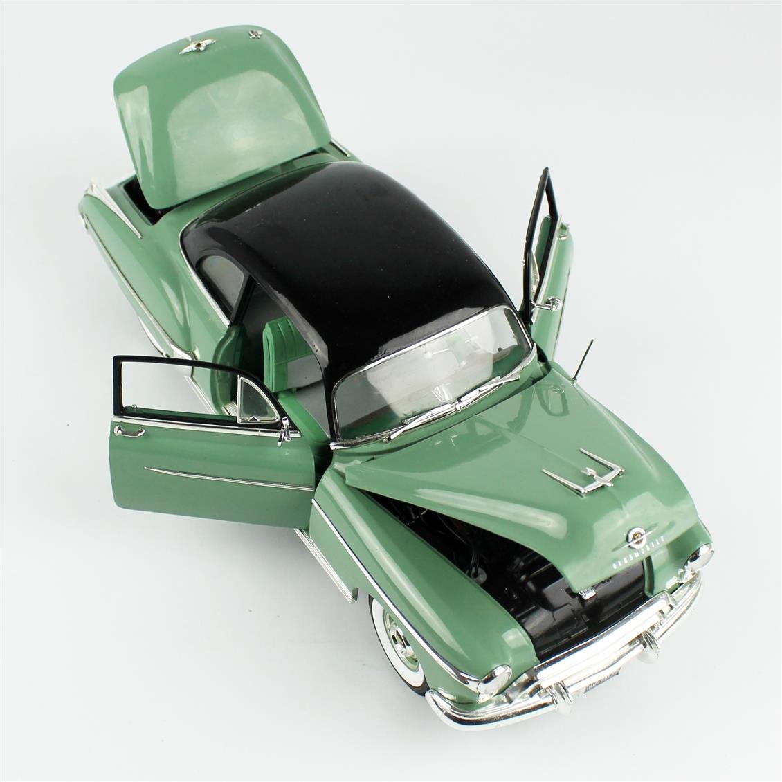 AutoWorld AMM1280 1/18 Ölçek, 1950 Oldsmobile Rocket 88, Yeşil ve Siyah tavan, Sergilemeye Hazır Metal Araba Modeli