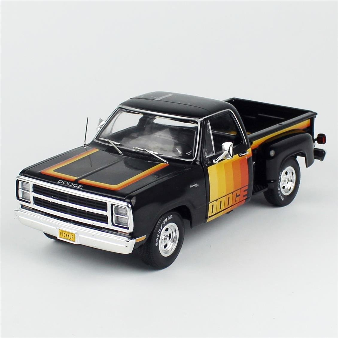 AutoWorld AW291 1/18 Ölçek, 1980 Dodge D150 Pick-M-Up Utiline Kamyonet, Siyah ve Desenli çıkartmalı, Sergilemeye Hazır Metal Ar