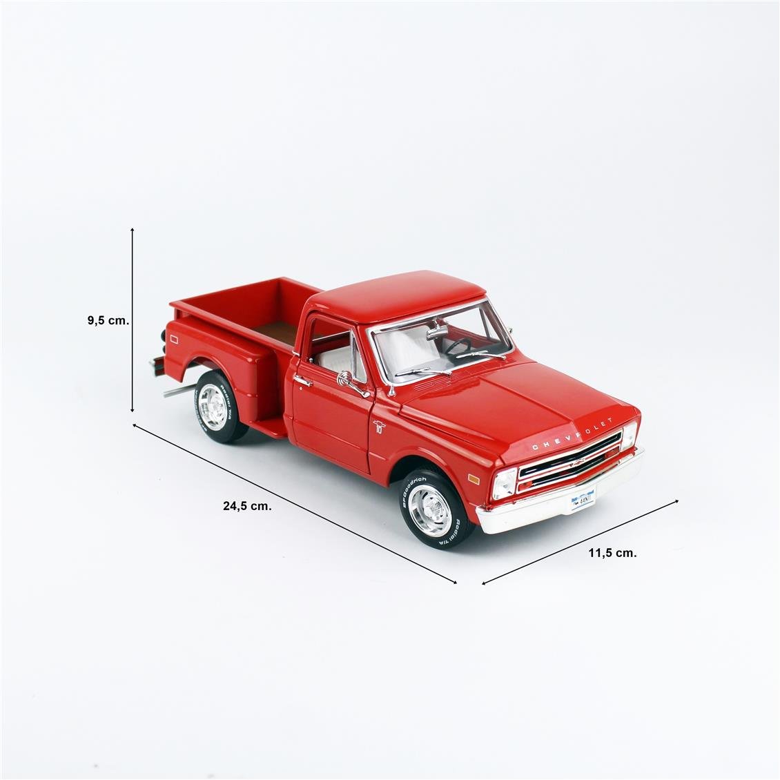AutoWorld AW300 1/18 Ölçek, 1968 Chevrolet C10 Kamyonet, Stepside, Kırmızı, Sergilemeye Hazır Metal Araba Modeli