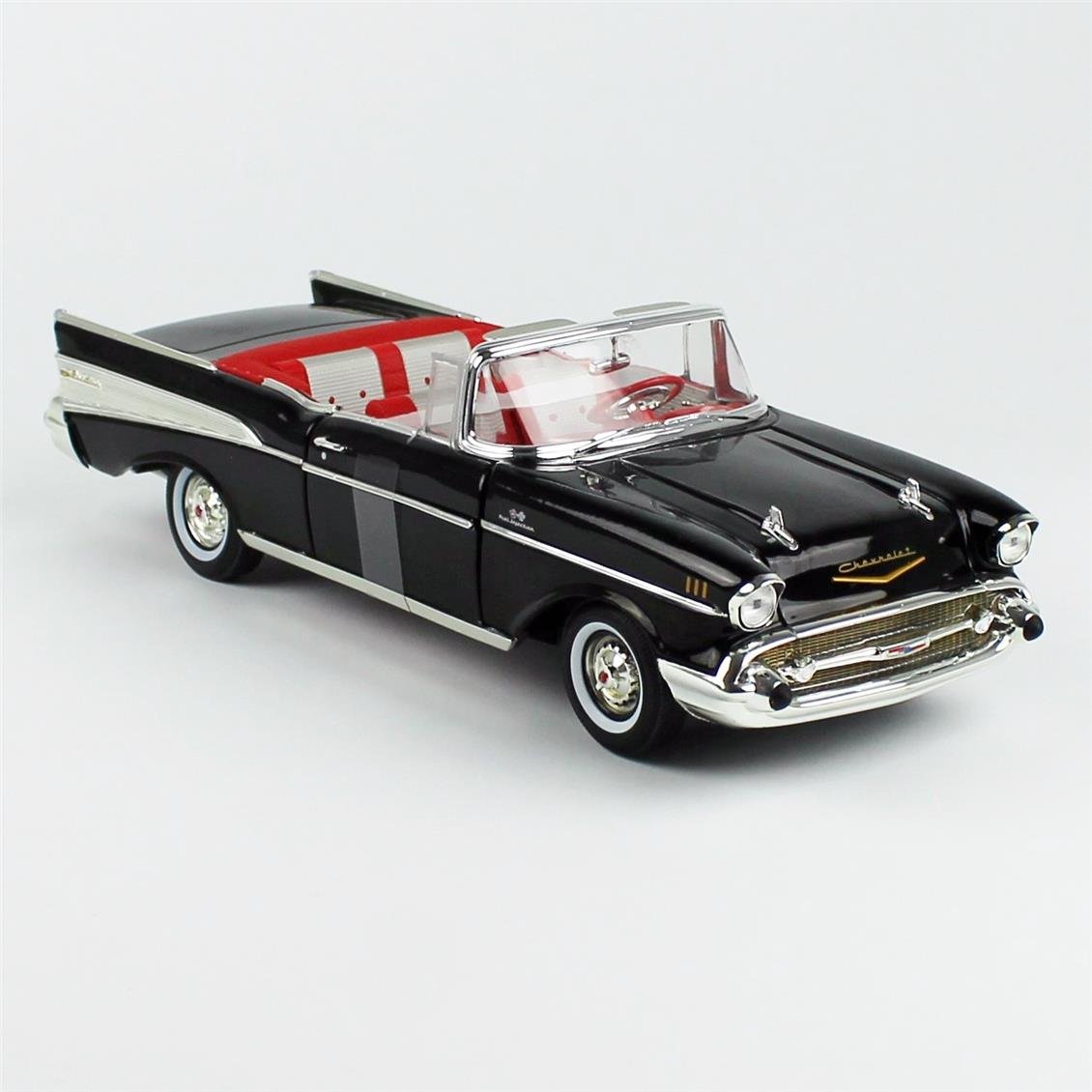 AutoWorld AWSS134 1/18 Ölçek, 1957 Chevrolet Bel Air Convertible (James Bond 007 Dr.No), Siyah, Sergilemeye Hazır Metal Araba M